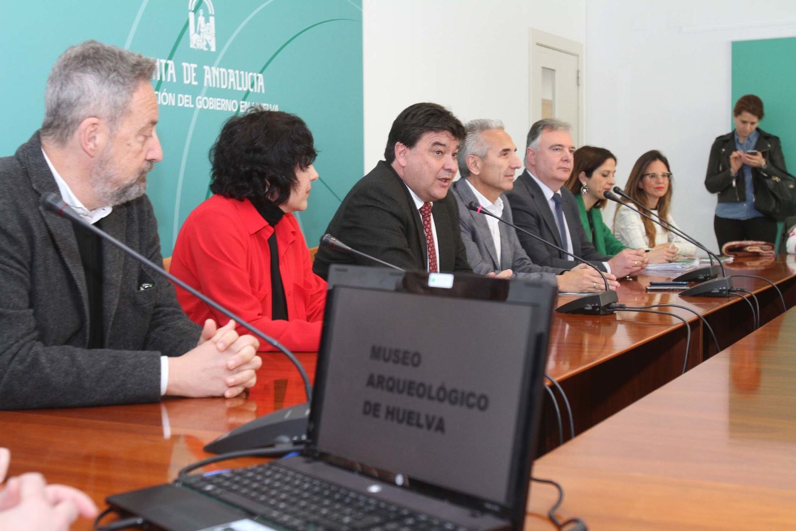El consejero de Cultura, Miguel Ángel Vázquez, presenta el proyecto de rehabilitación del Banco de España como sede del Museo Arqueológico de Huelva.