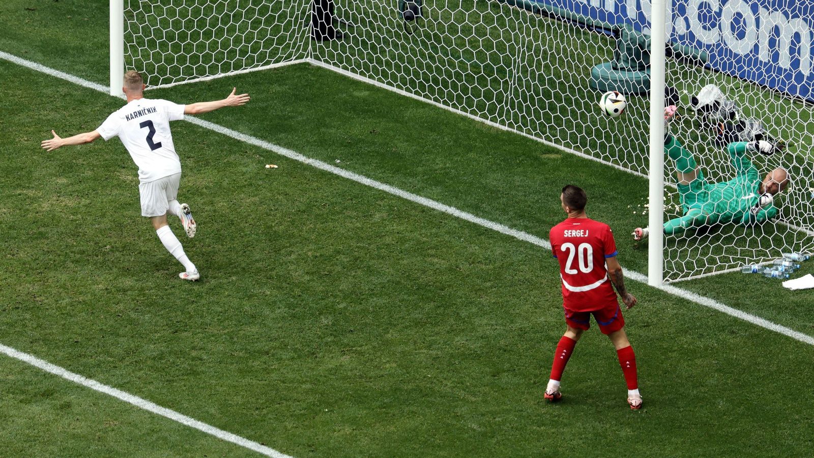 Zan Karnicnik celebra el 1-0 para Eslovenia. Zan Karnicnik celebra el 1-0 para Eslovenia.