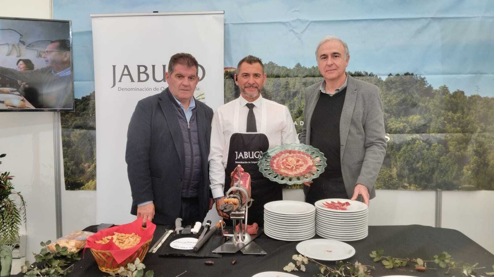 El mayor cocido del mundo cocinado en Jabugo, en imágenes.