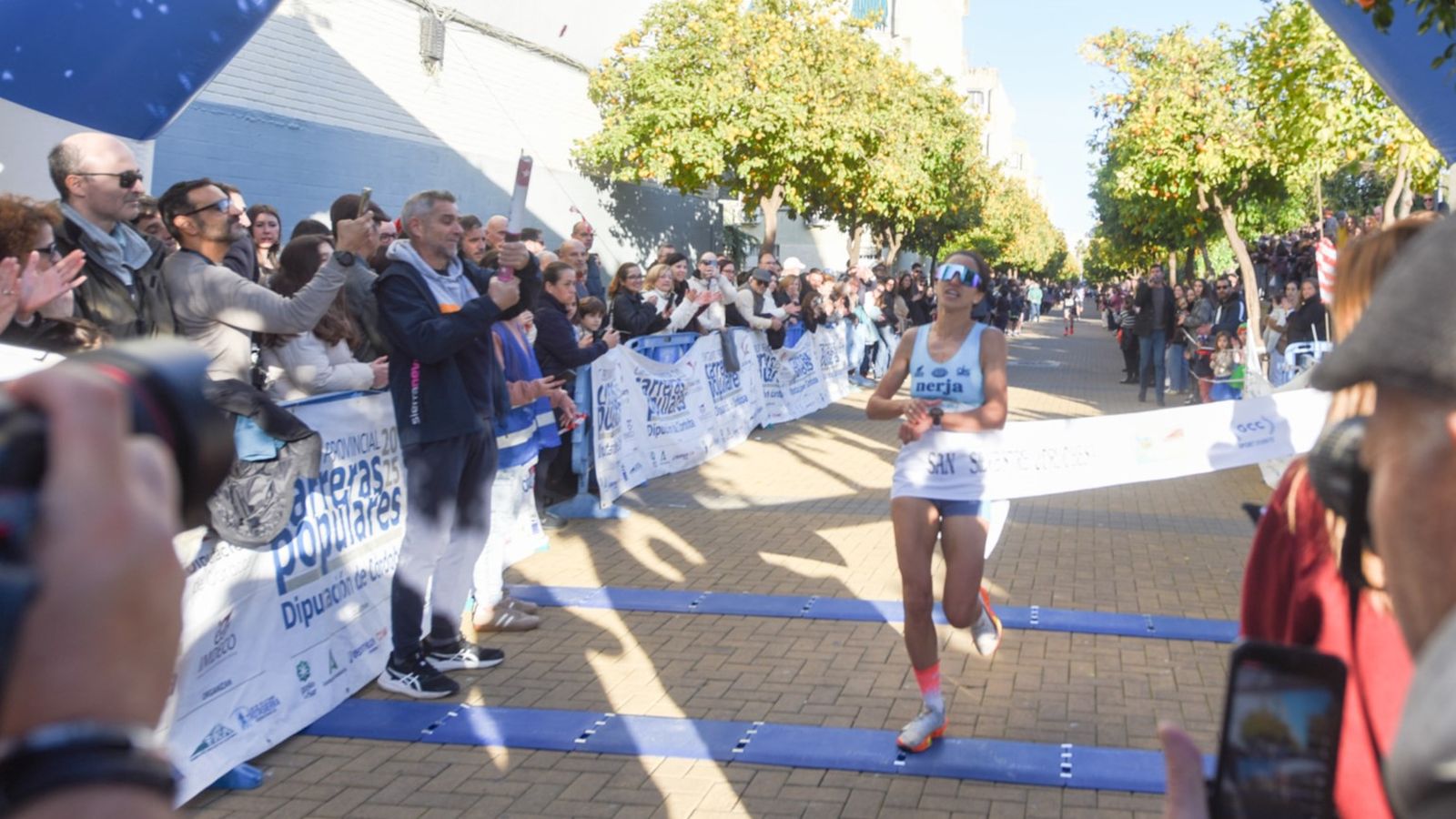 Nazha Machrouh cruza la línea de meta de la San Silvestre Cordobesa 2025.