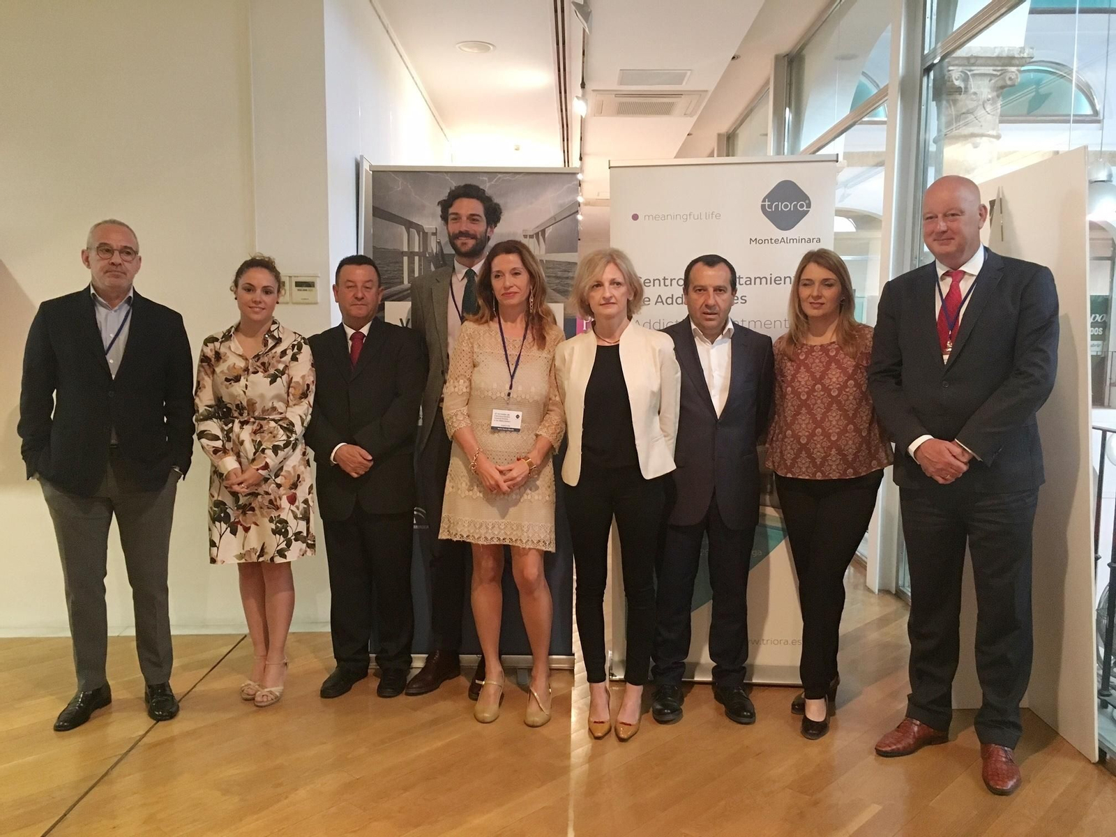 Representantes de la Junta y del Centro Triora MonteAlminara durante la jornada de adicciones.