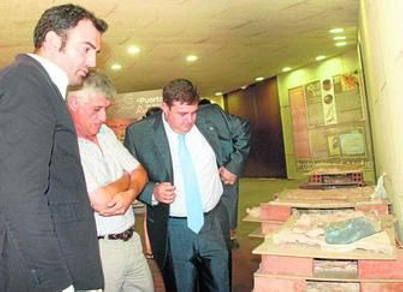 Ángel Romero, Juan Campos y Francisco J. Martínez, ante los trozos del mosaico pendiente de la restauración.