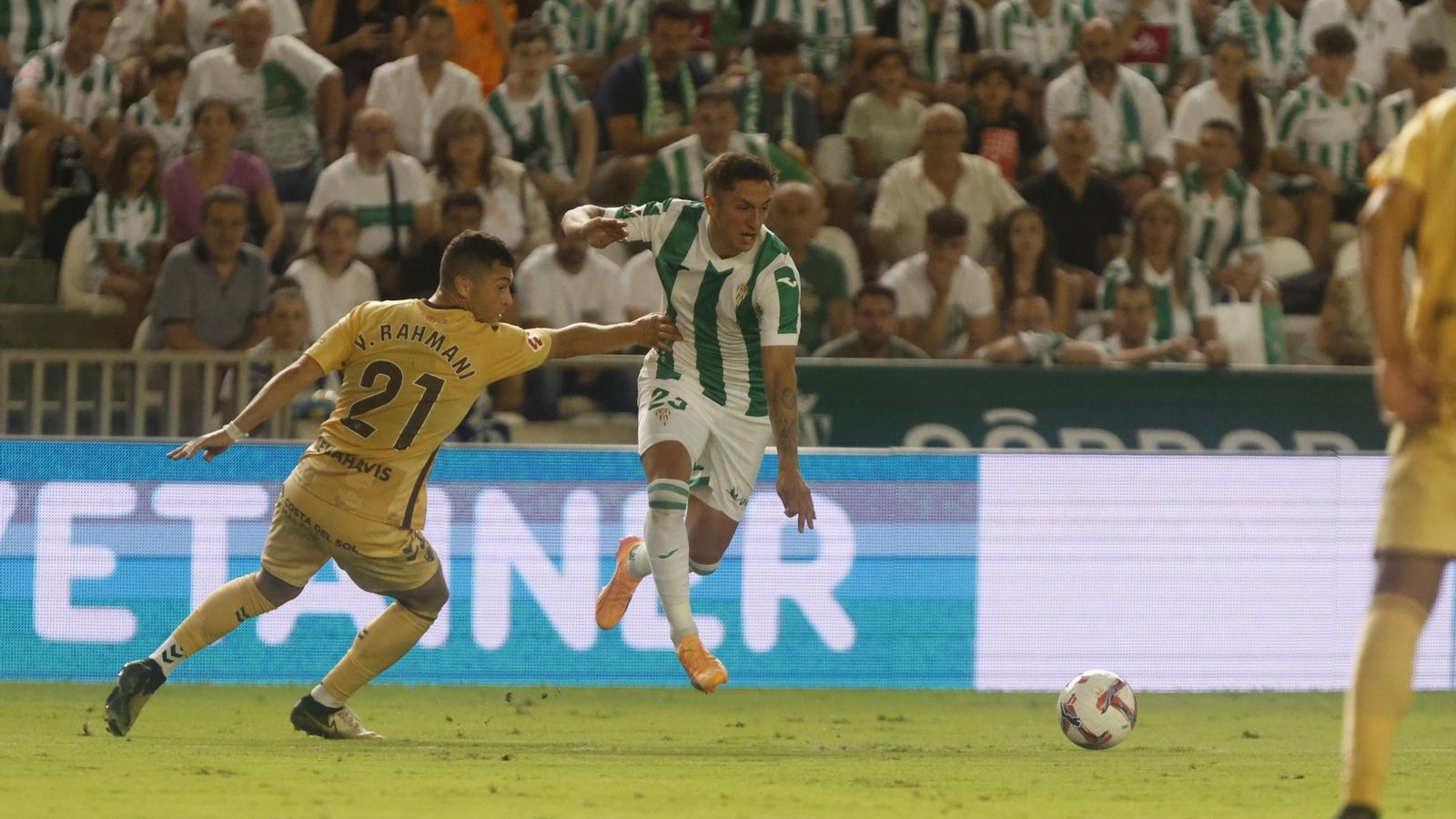 Carracedo supera a Rahmani en un lance del Córdoba CF - Málaga CF.