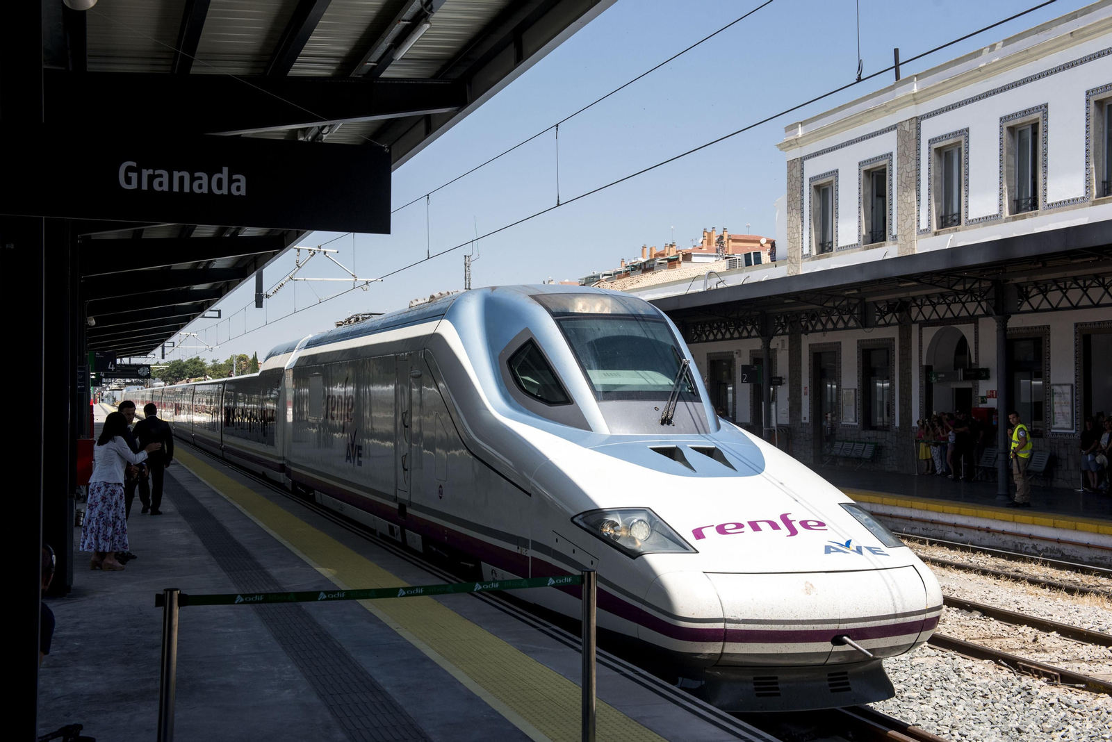 Una unidad del AVE en la estación de Renfe en Granada