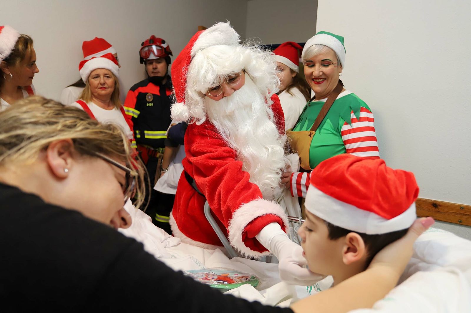 Imágenes de la visita de Papá Noel a los niños del hospital Juan Ramón Jiménez