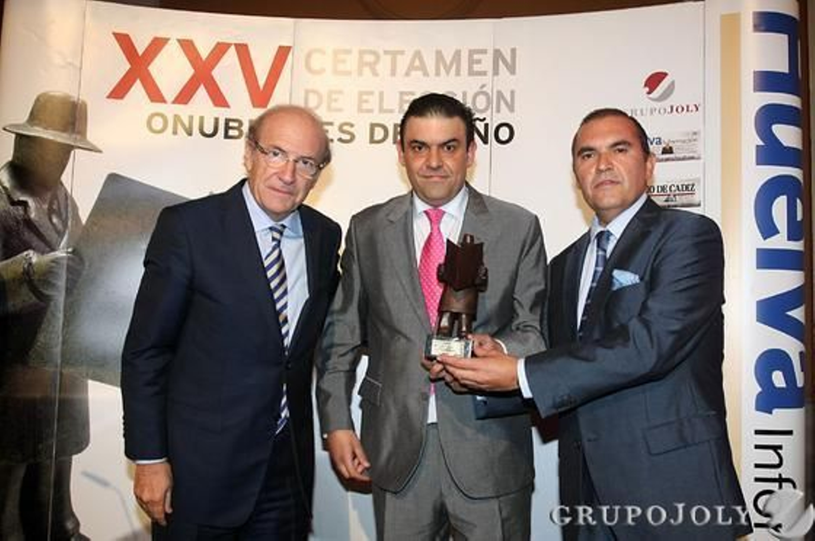 RESTAURANTE JUAN JOSÉ. El alcalde de Huelva, Pedro Rodríguez, con los hermanos Cristóbal y Agustín Pérez.

Foto: Josue Correa