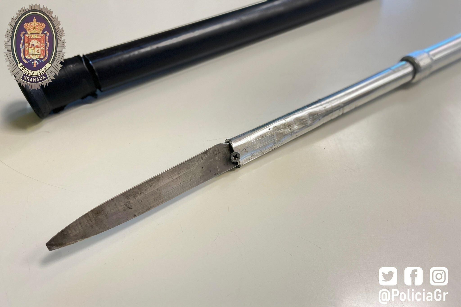 La Policía intercepta un cuchillo camuflado en un bastón en el Ayuntamiento de Granada