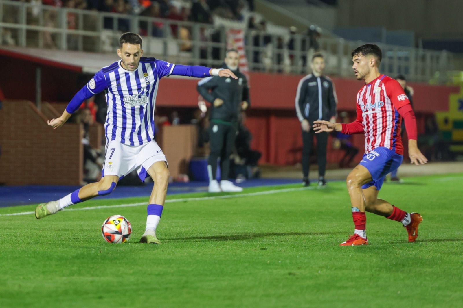 Iago Díaz con el balón durante el encuentro con el Algeciras.