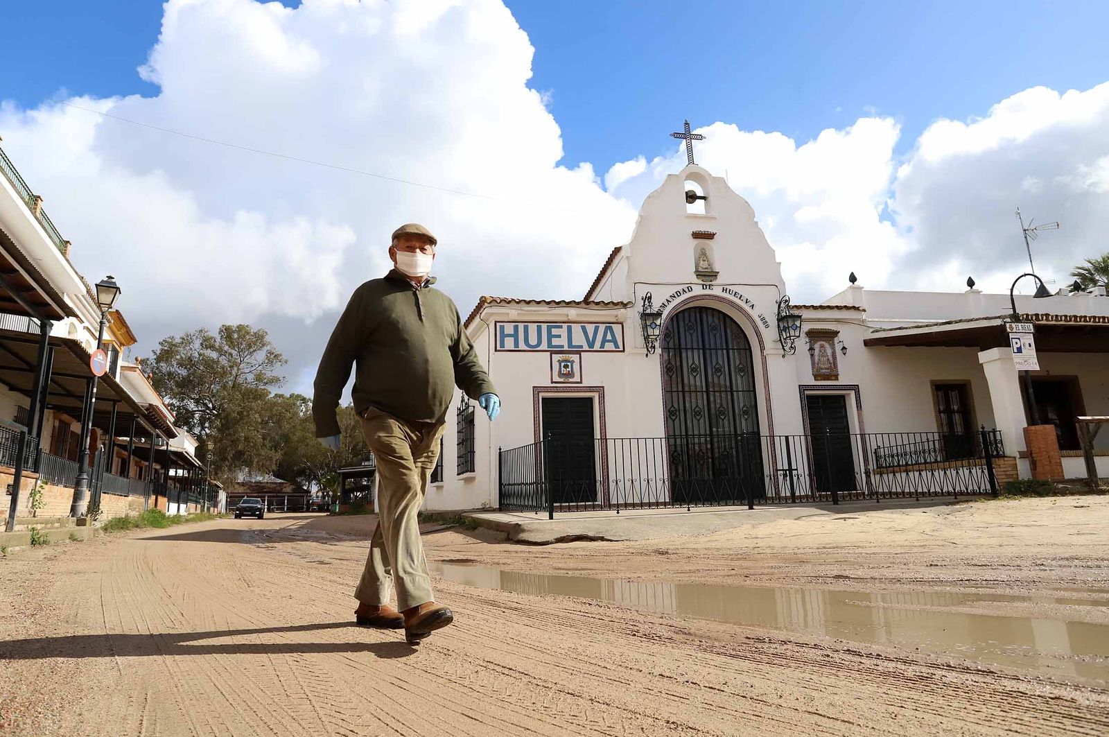 Imágenes de la presencia de la UME en el Rocío para el confinamiento