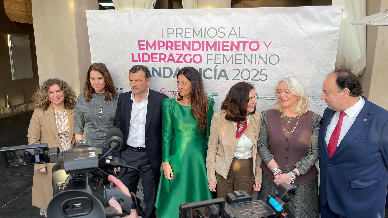 Los representantes institucionales y de la organización del evento.