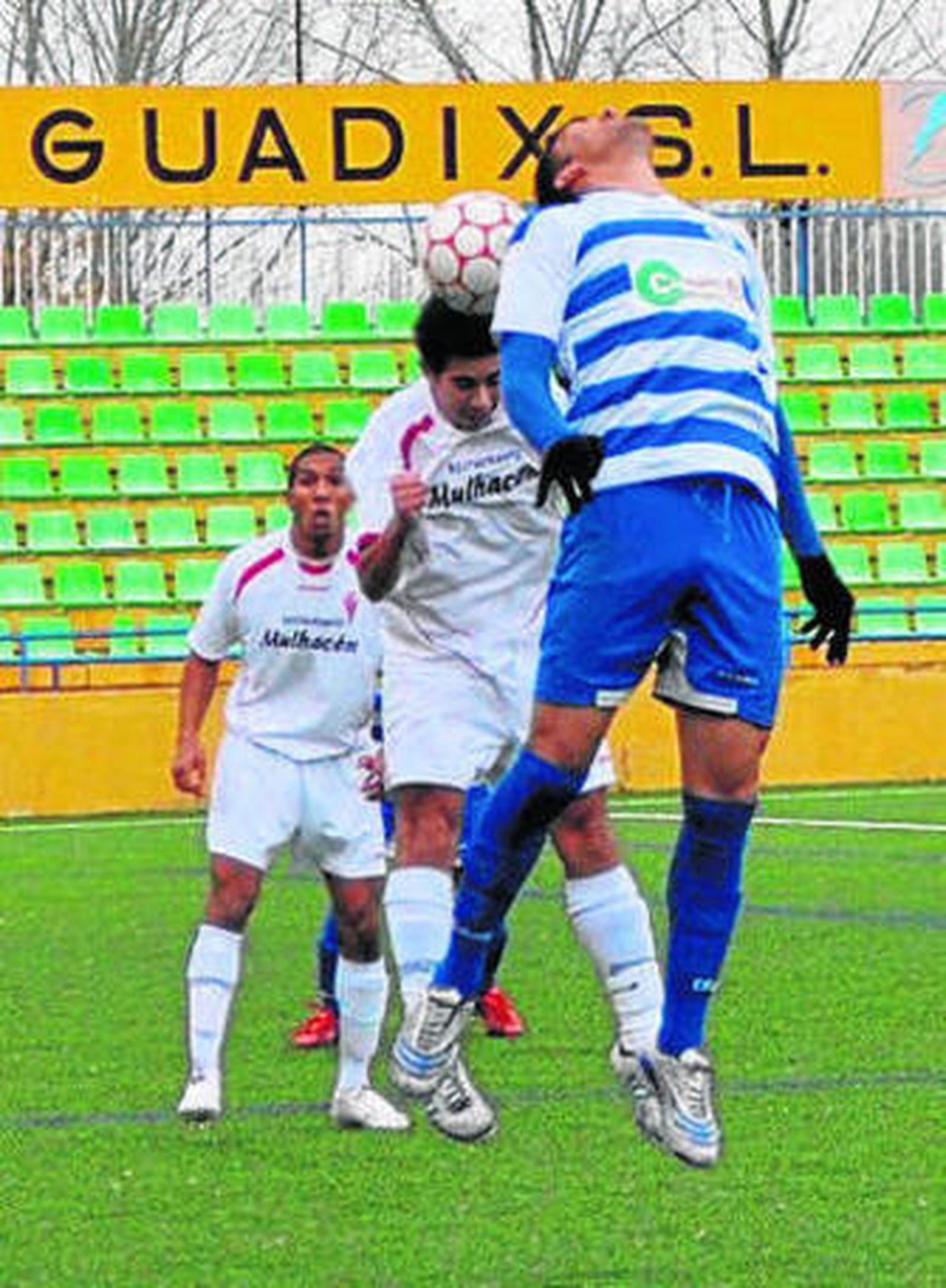 Picha lucha un balón aéreo.