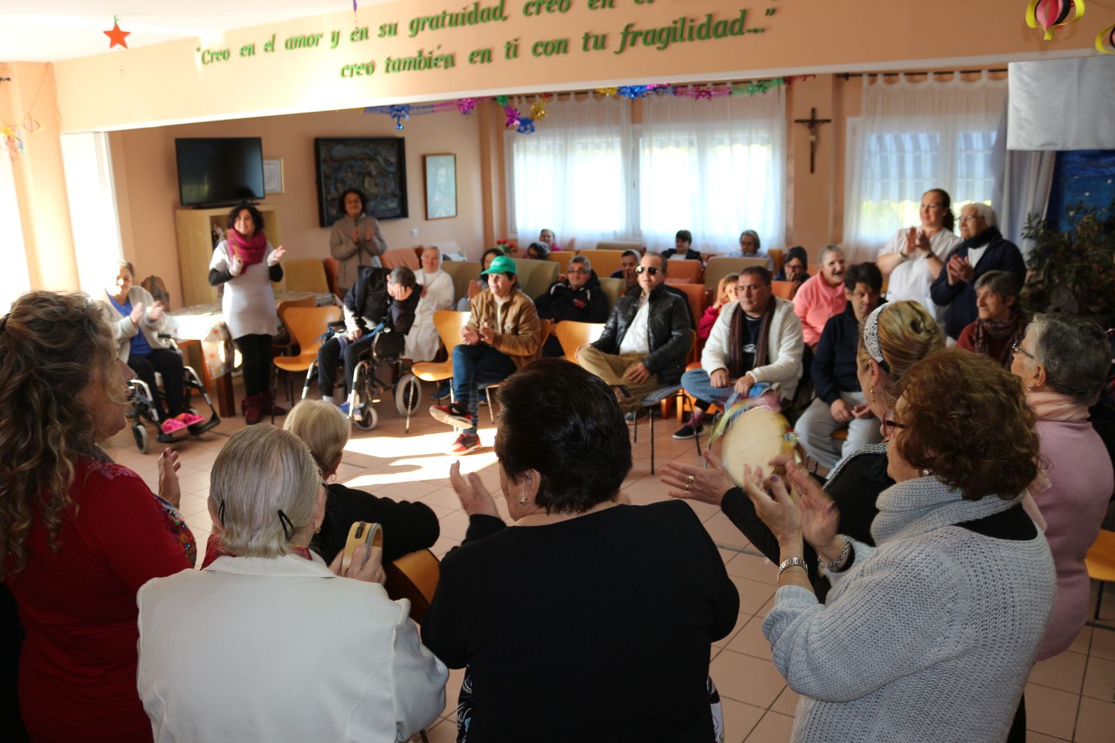 Un momento de la convivencia celebrada en el Hogar Gerasa en la que se hizo entrega del donativo.