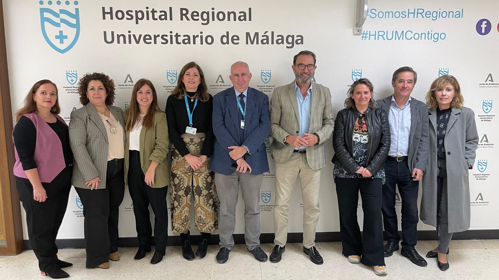 El delegado de Salud, con representantes del hospital y de las familias durante el homenaje. El delegado de Salud, con representantes del hospital y de las familias durante el homenaje.
