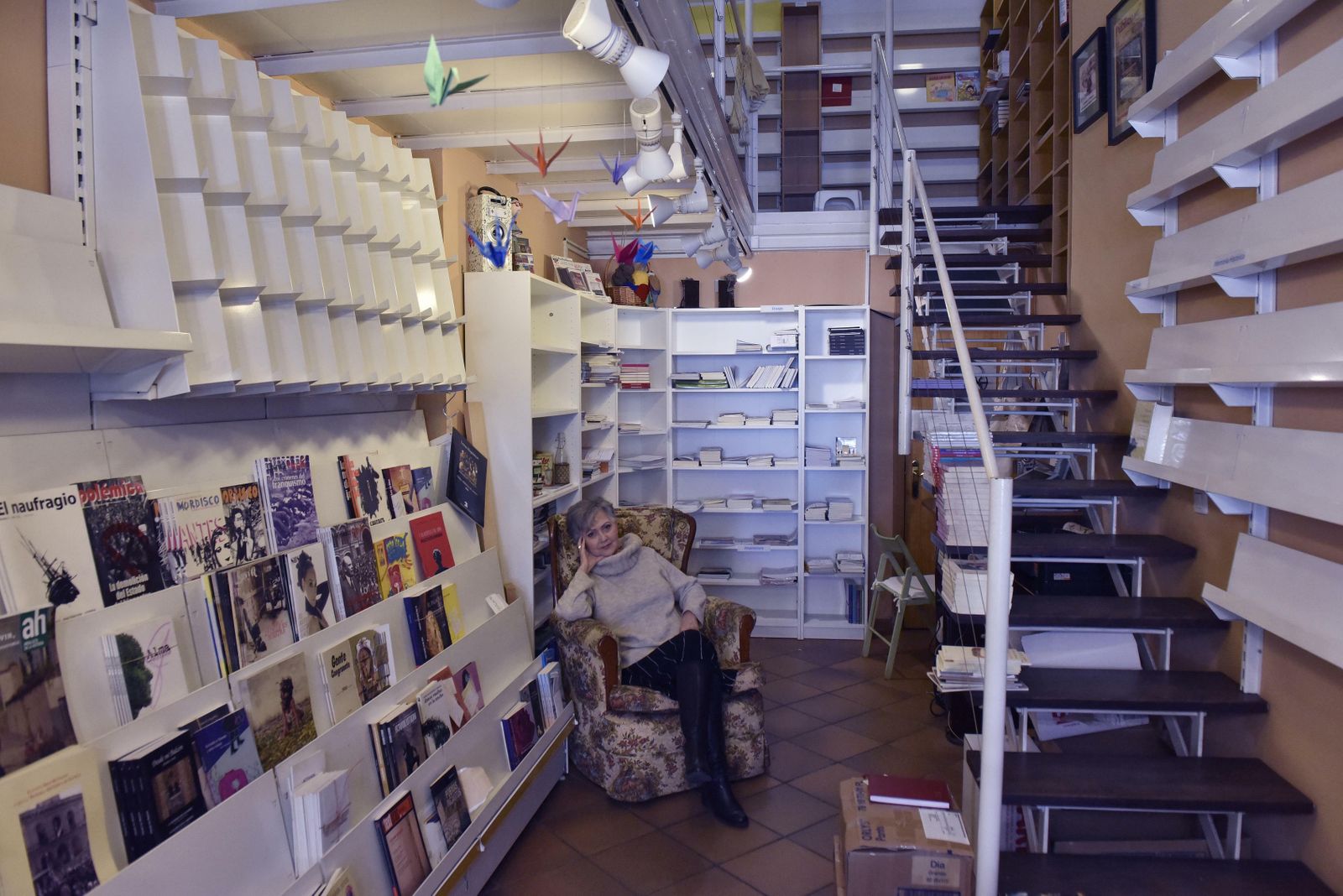 Esperanza Alcaide, en la librería El Gusanito Lector con las estanterías medio vacías.