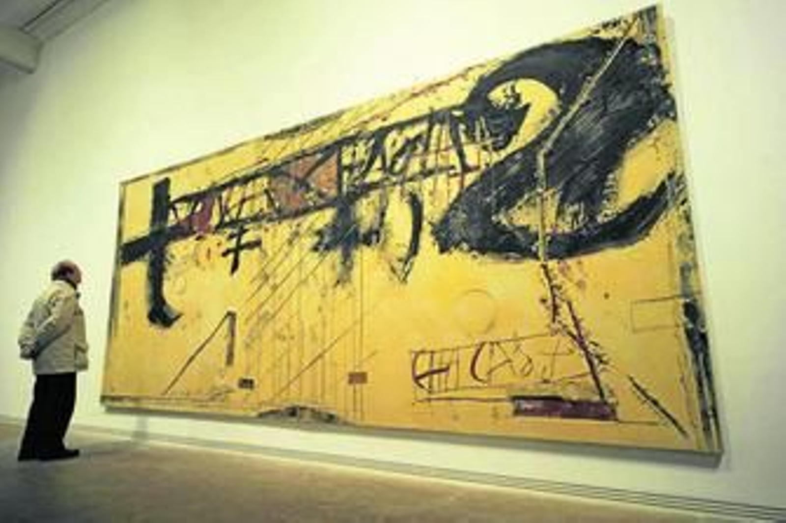 Un visitante contempla la obra 'Terrós', ayer, en la Fundación Tàpies.