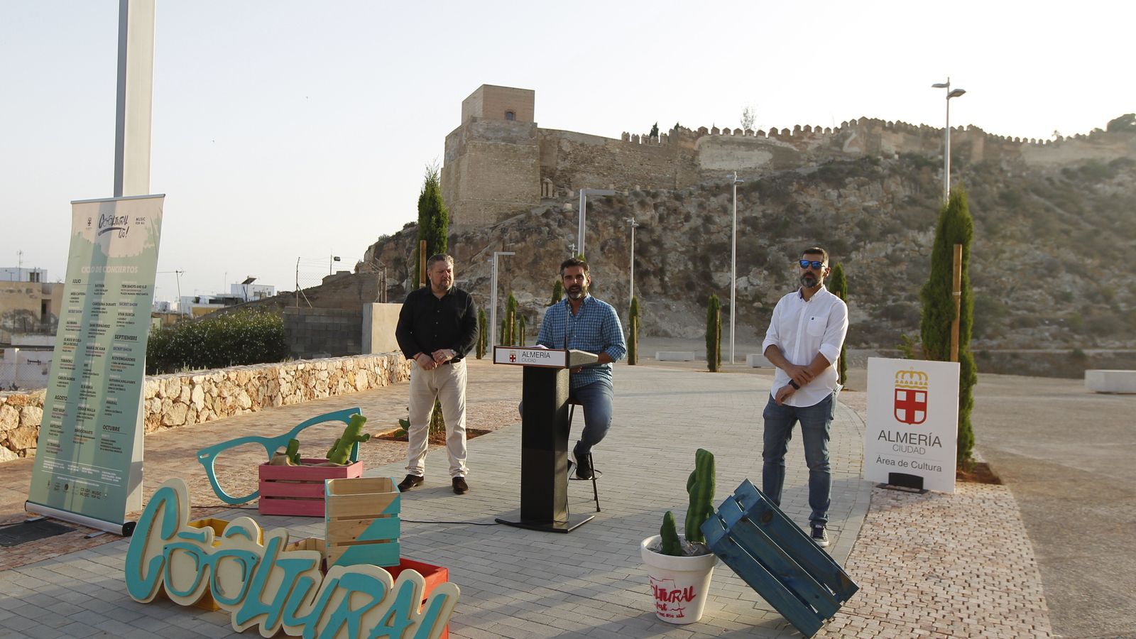 El alcalde y el concejal de Cultura durante la presentación del Cooltural Go! junto al próximo recinto de conciertos al aire libre