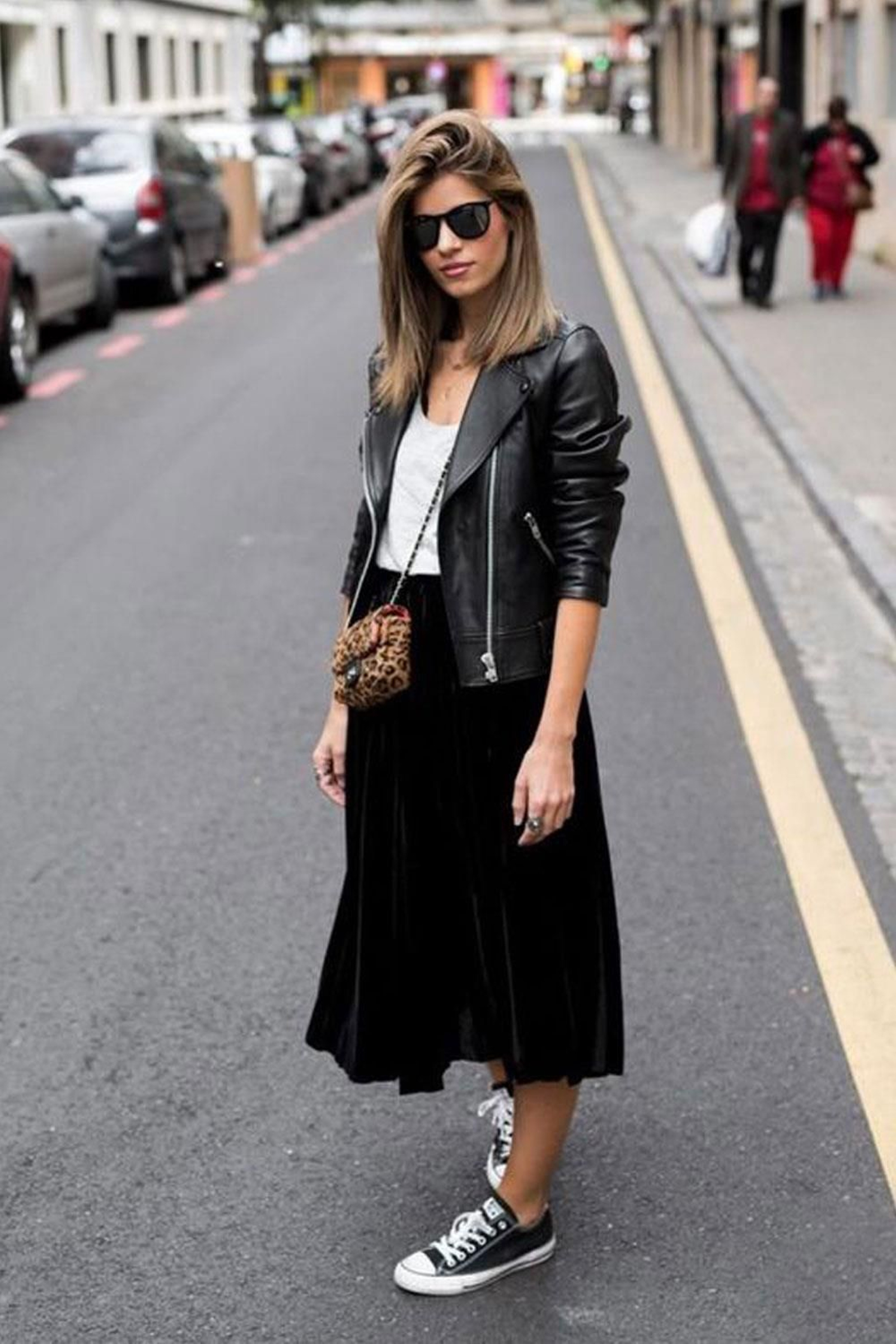 El cuero es tendencia y la versión chaqueta combina con cualquier falda.