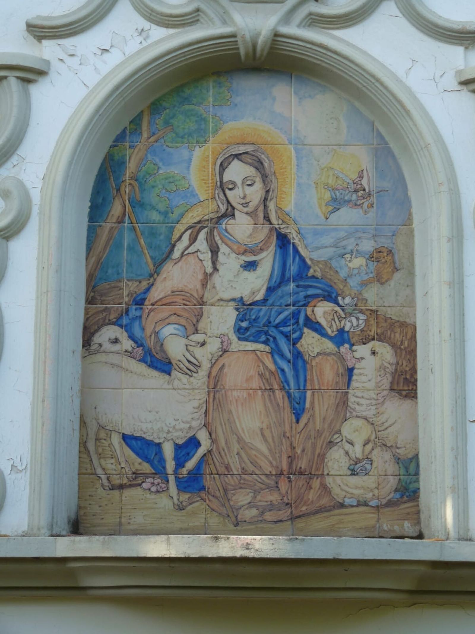 Primer plano del retablo cerámico cuando aún estaba colocado en el chalé.