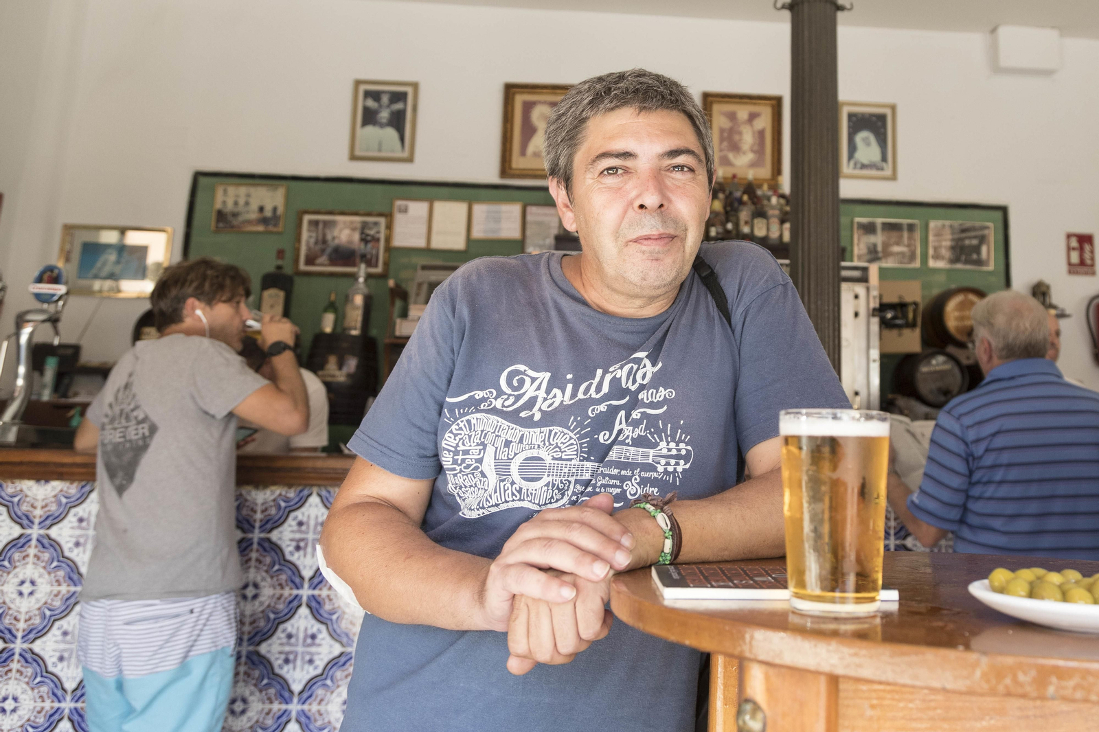 Juan Cuevas, en el bar Vizcaíno, un clásico de la calle Feria.