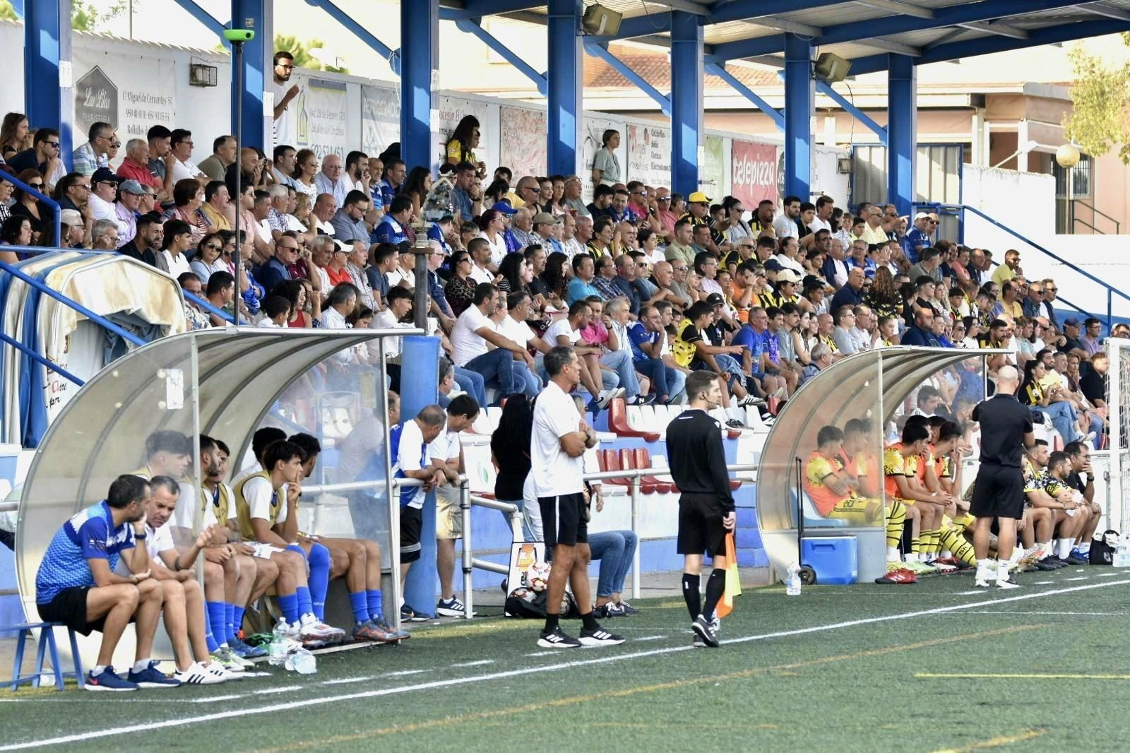 Antonio Calle dirige al equipo en la banda del Eloy Ávila Cano.