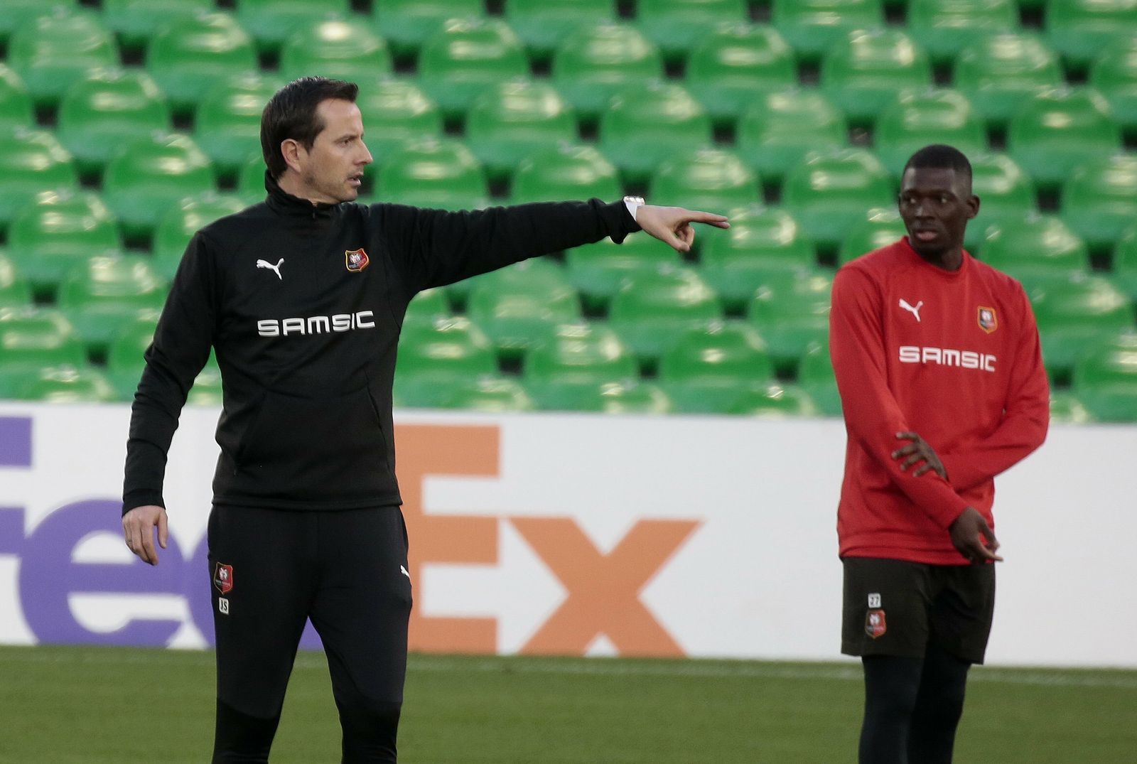 Julien Stephan, entrenador del Rennes, realiza una indicación en el entrenamiento.
