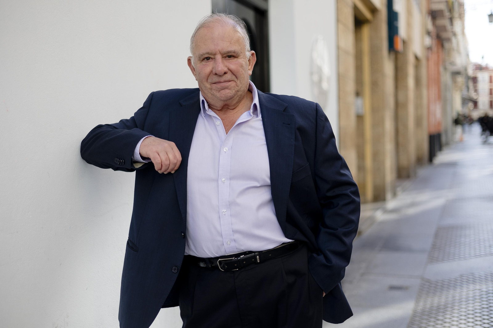 El periodista y escritor Óscar Lobato en  la calle Ancha.