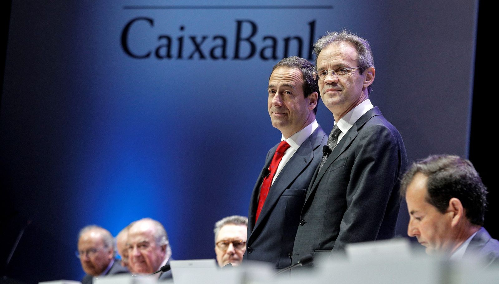 De izquierda a derecha, Gonzalo Gortázar y Jordi Gual, consejero delegado y presidente de Caixabank, respectivamente.