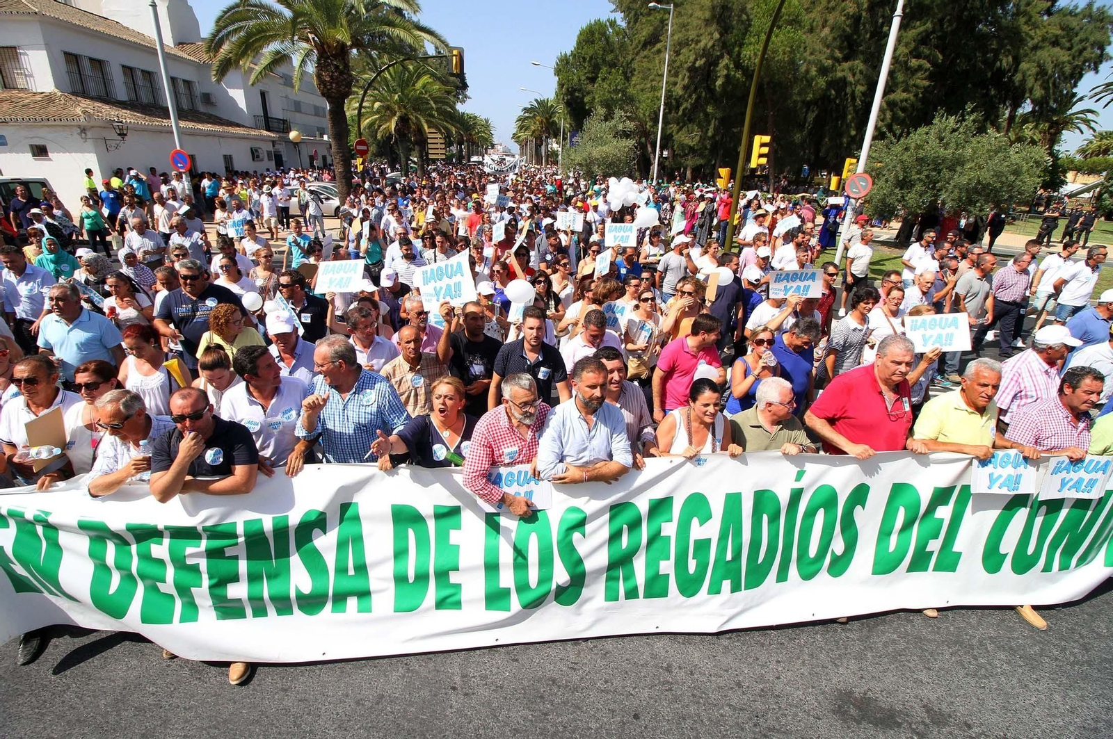 Cabecera de la manifestación que recorrió ayer las calles de Huelva.