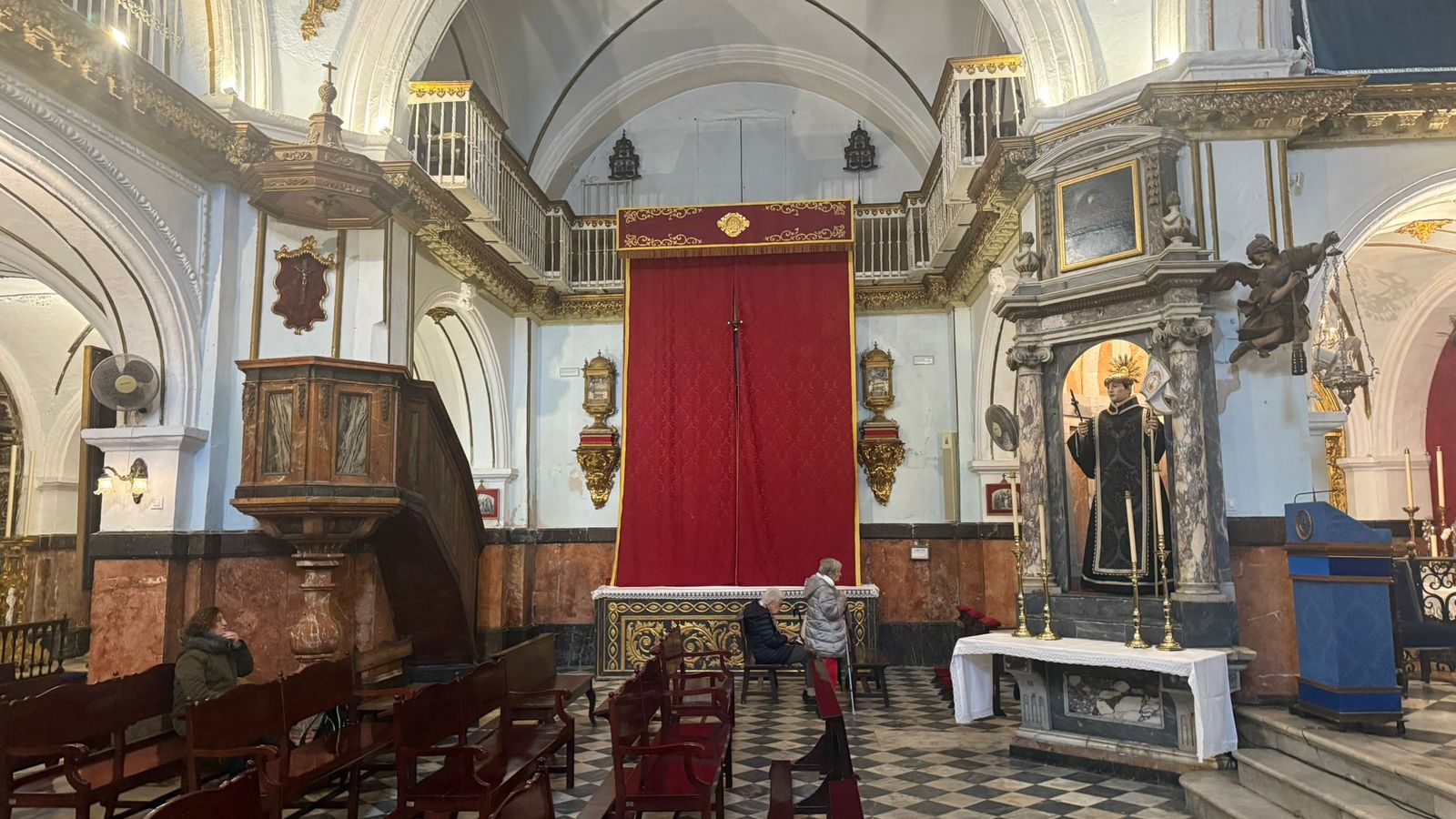 Dosel ya dispuesto en la iglesia de San Juan de Dios para el culto de los titulares del Perdón.