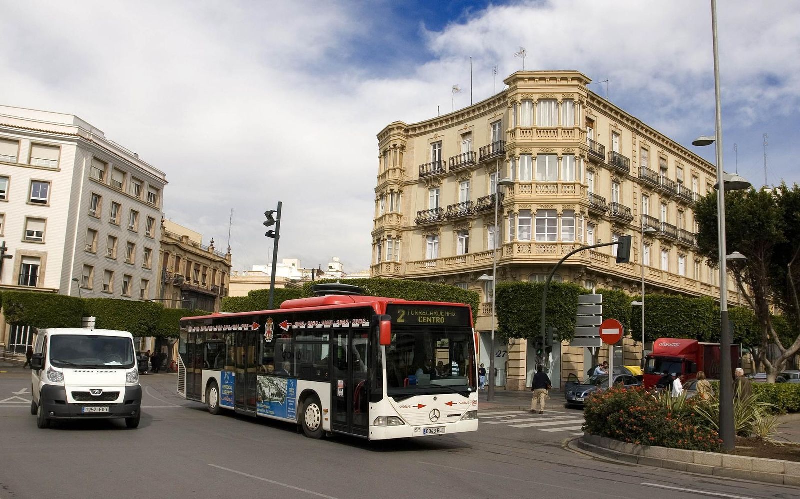 Uno de los autobuses puestos en funcionamiento por Surbus en la capital a la altura del acceso al barrio de Oliveros.