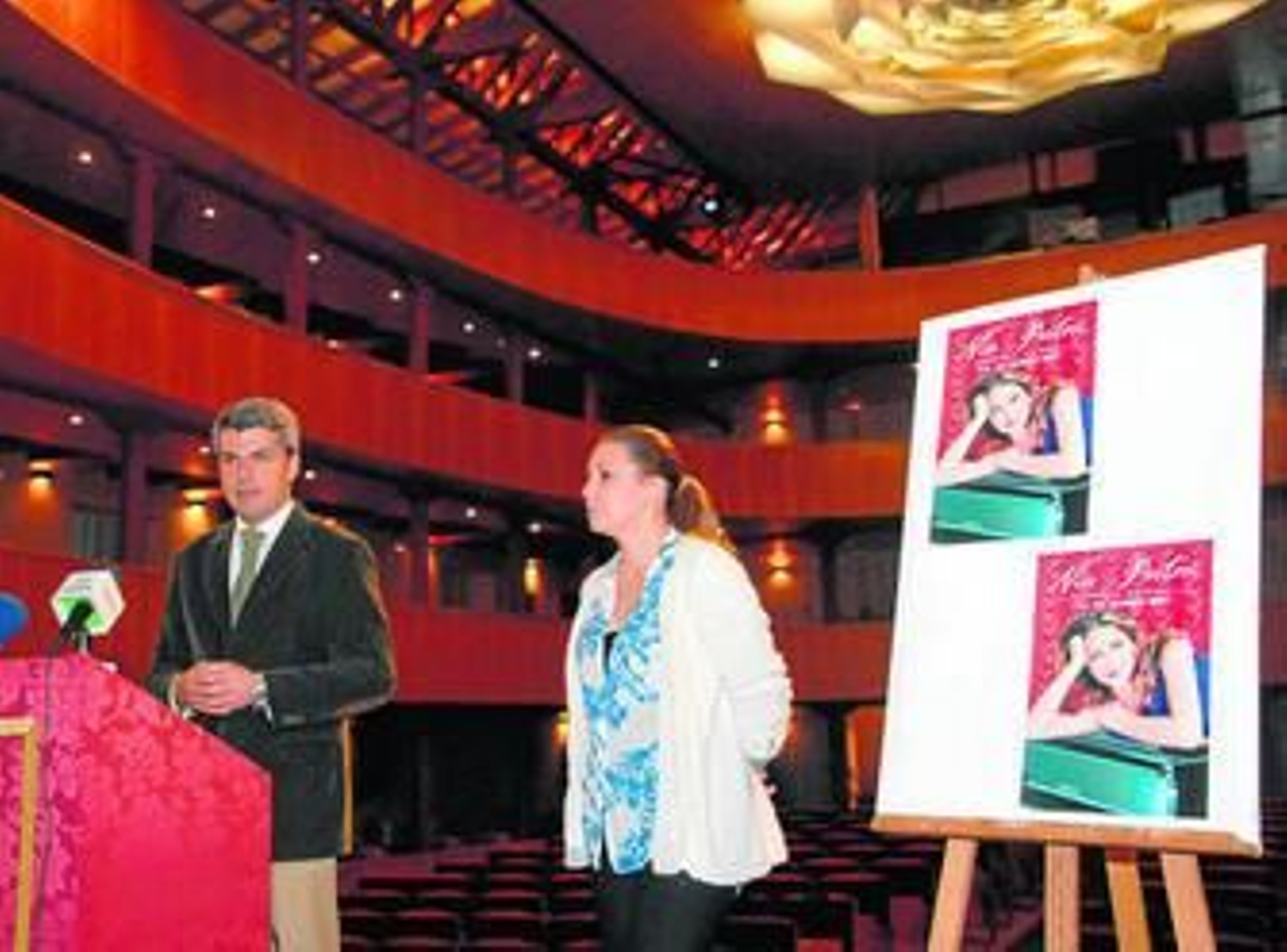 Francisco Romero, junto a Niña Pastori, en la presentación del concierto de la artista isleña.