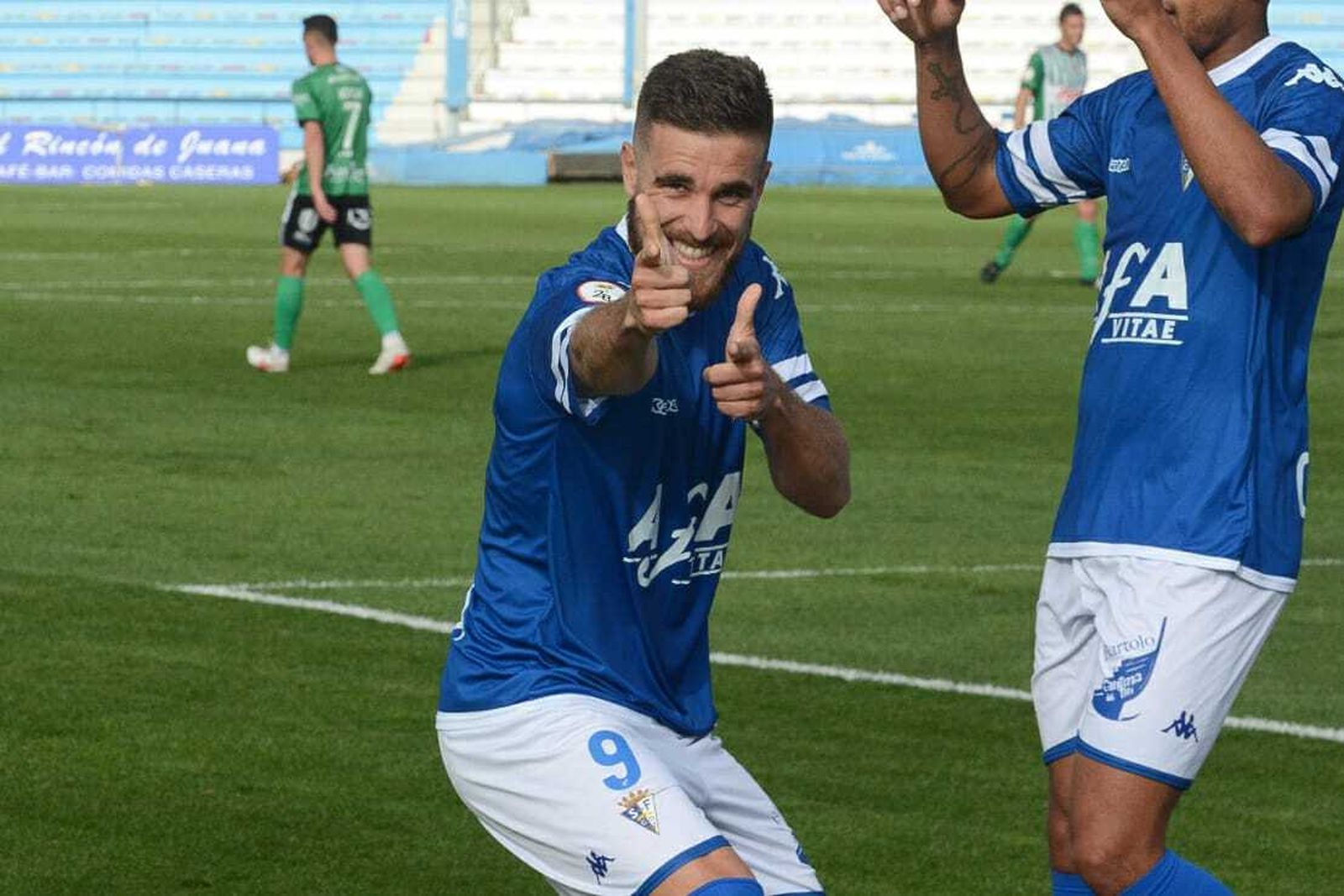 El San Fernando es el próximo rival del Recre; Francis Ferrón celebra uno de sus goles ayer.