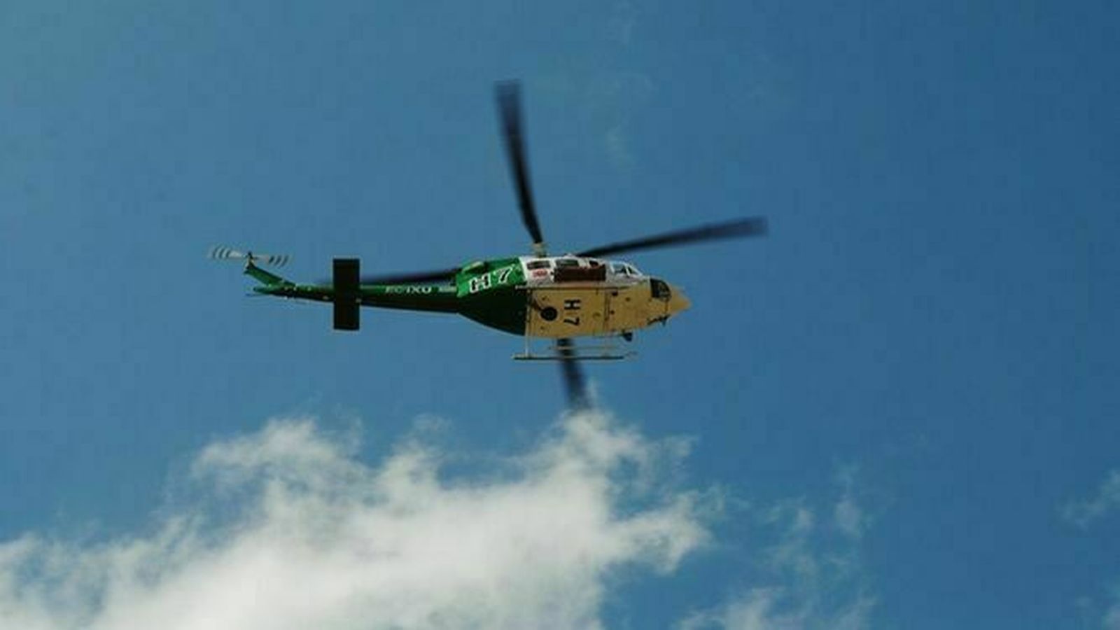 Rescatan en helicóptero a una mujer tras un accidente de parapente en Lentegí (Granada)