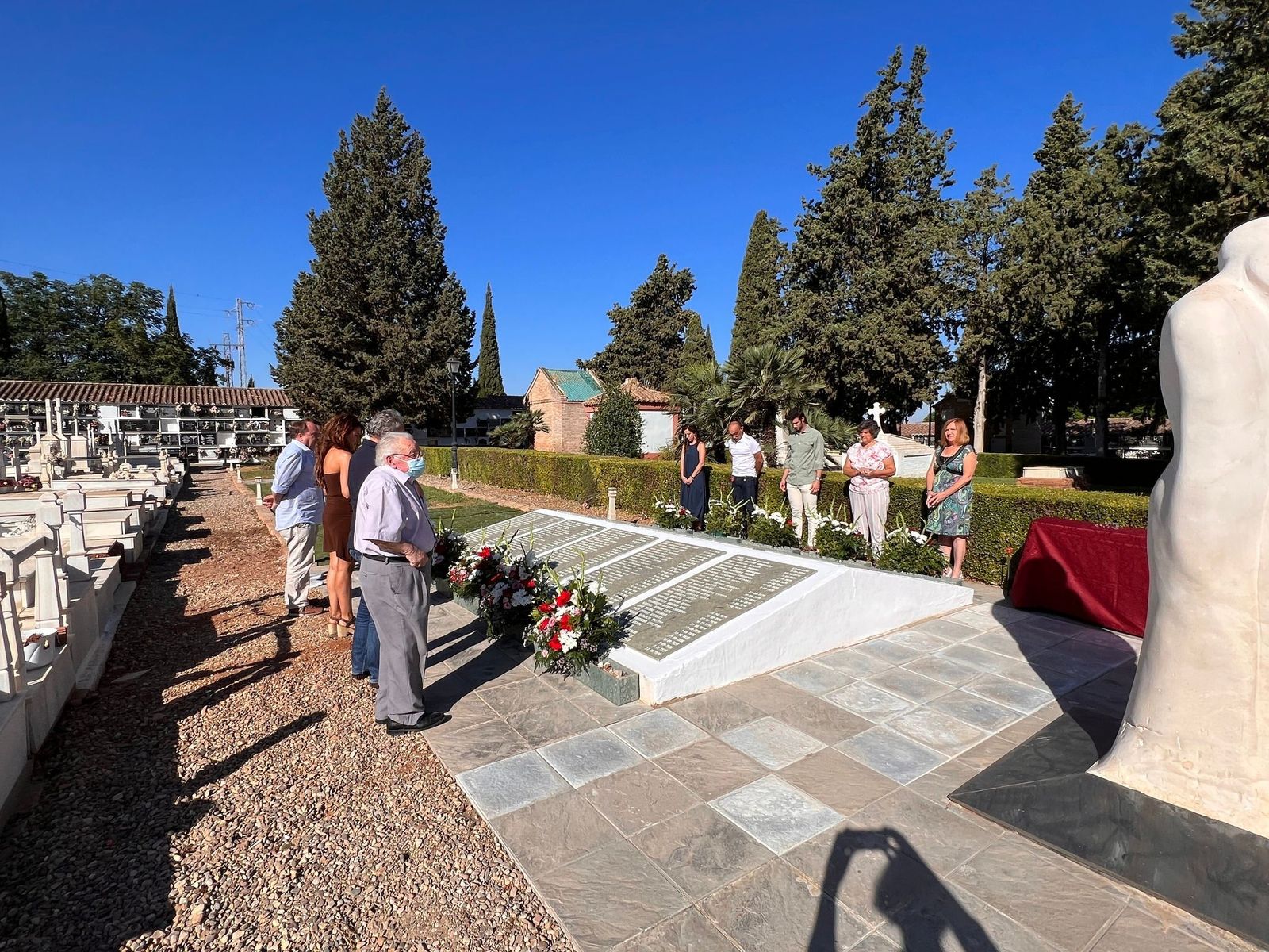 Ofrenda floral en la fosa común del Cementerio Municipal de Palma del Río.