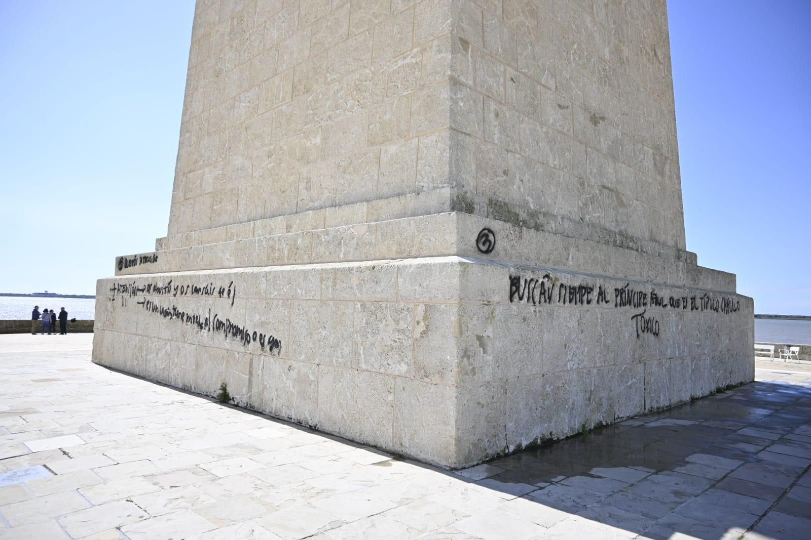 Pintan con grafiti el Monumento a Colón en Huelva: imágenes del acto vandálico
