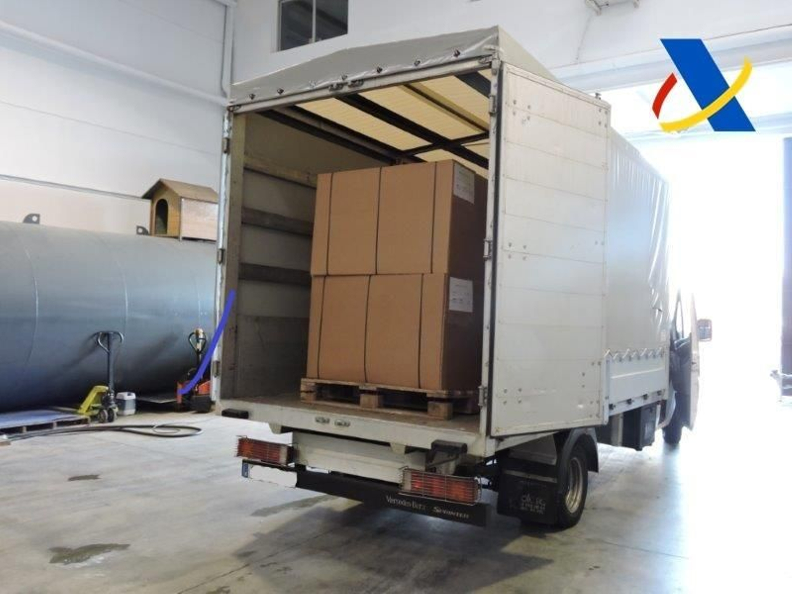 El camión de la Agencia Tributario con el tabaco de contrabando incautado