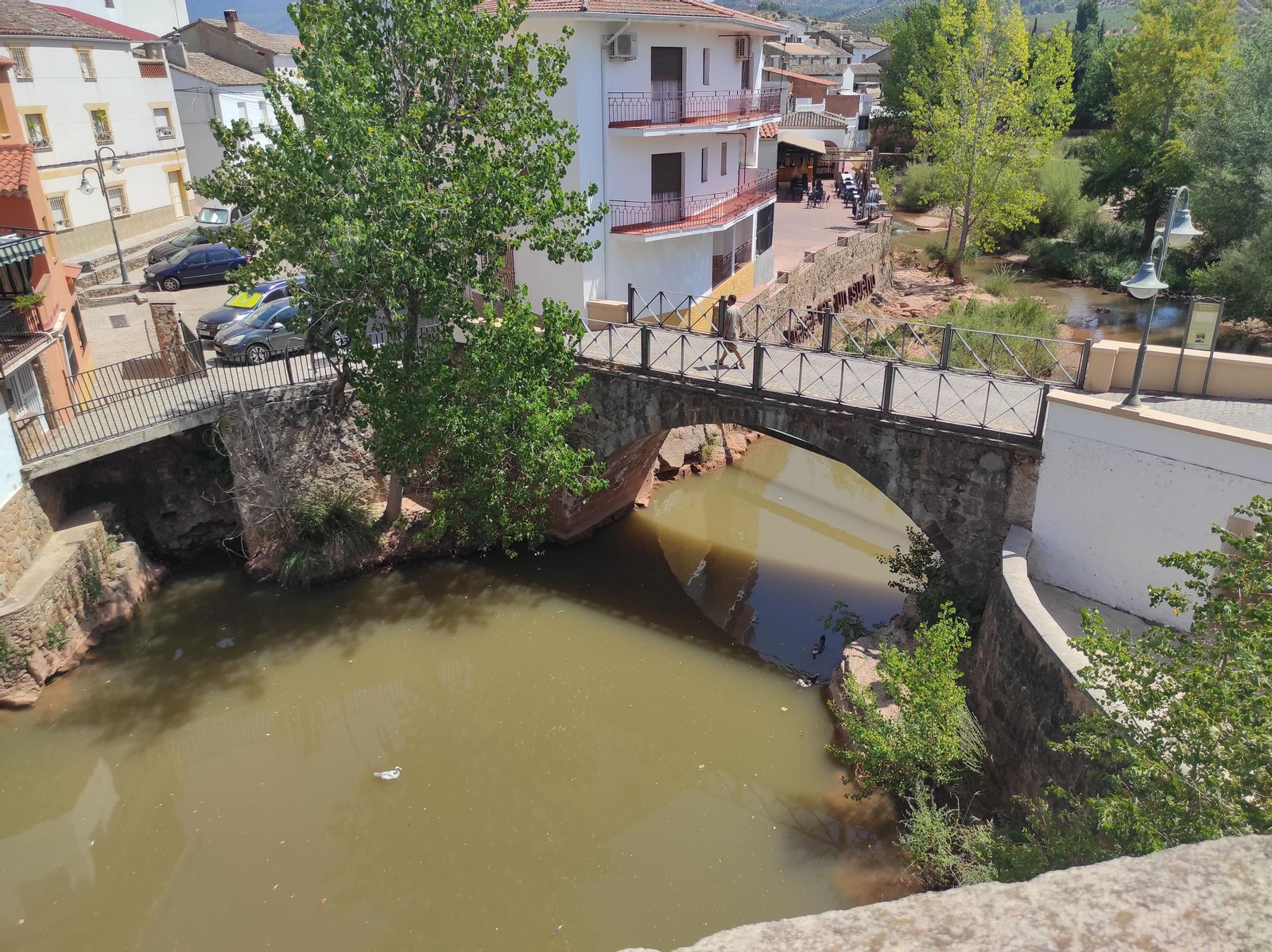 Disfruta de un paseo a orillas del río Guadalimar lleno de arte y rincones únicos.