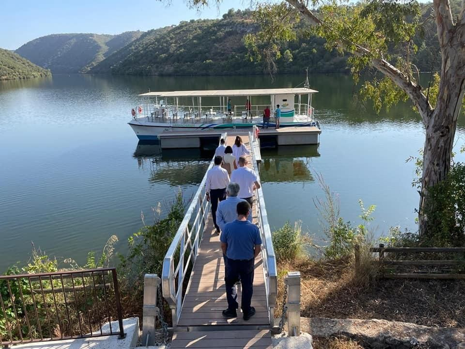 El primer viaje en barco por el Bembézar, en imágenes
