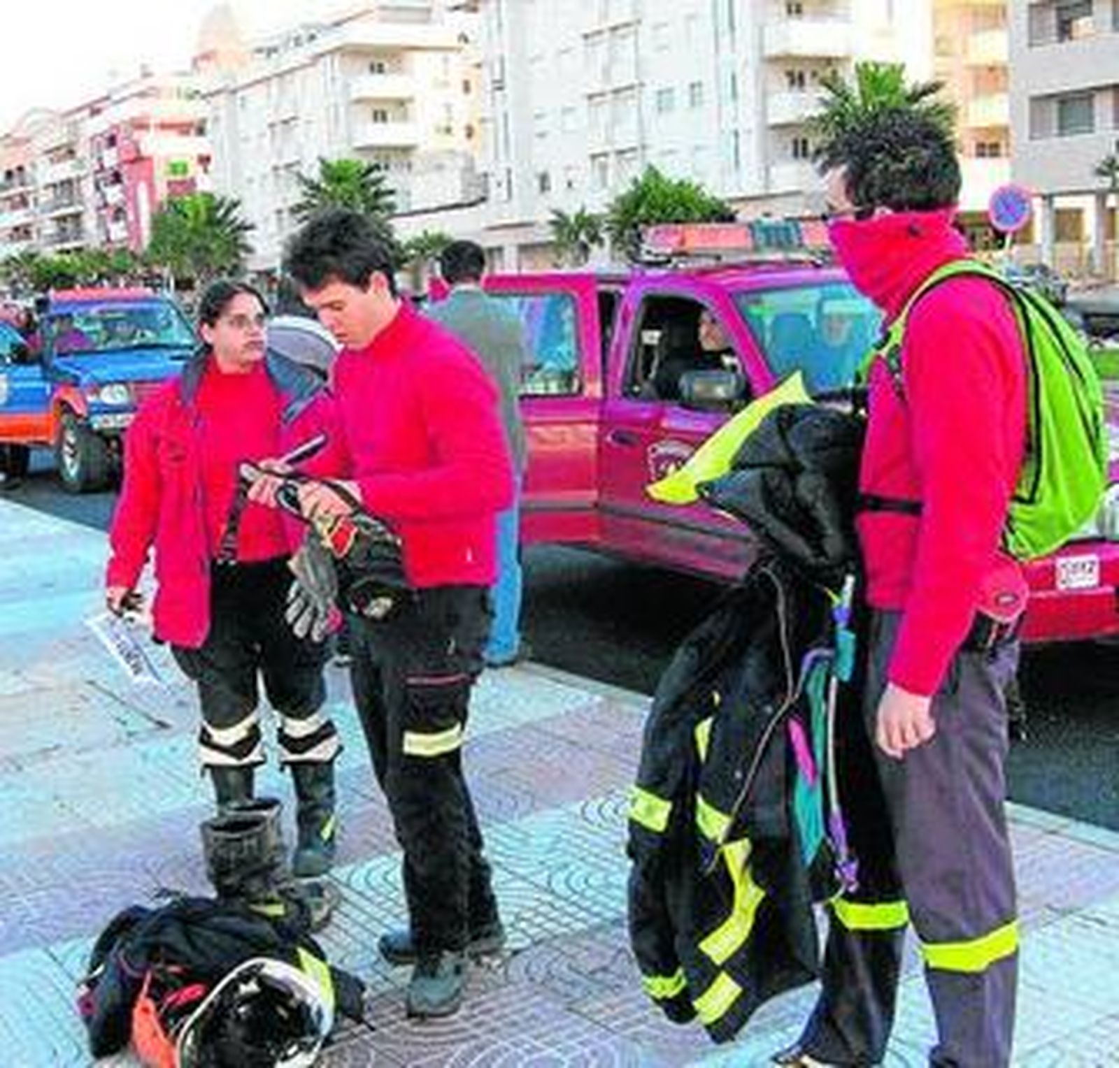 Grupo de rescate de proveniente de Madrid, ayer en Roquetas.