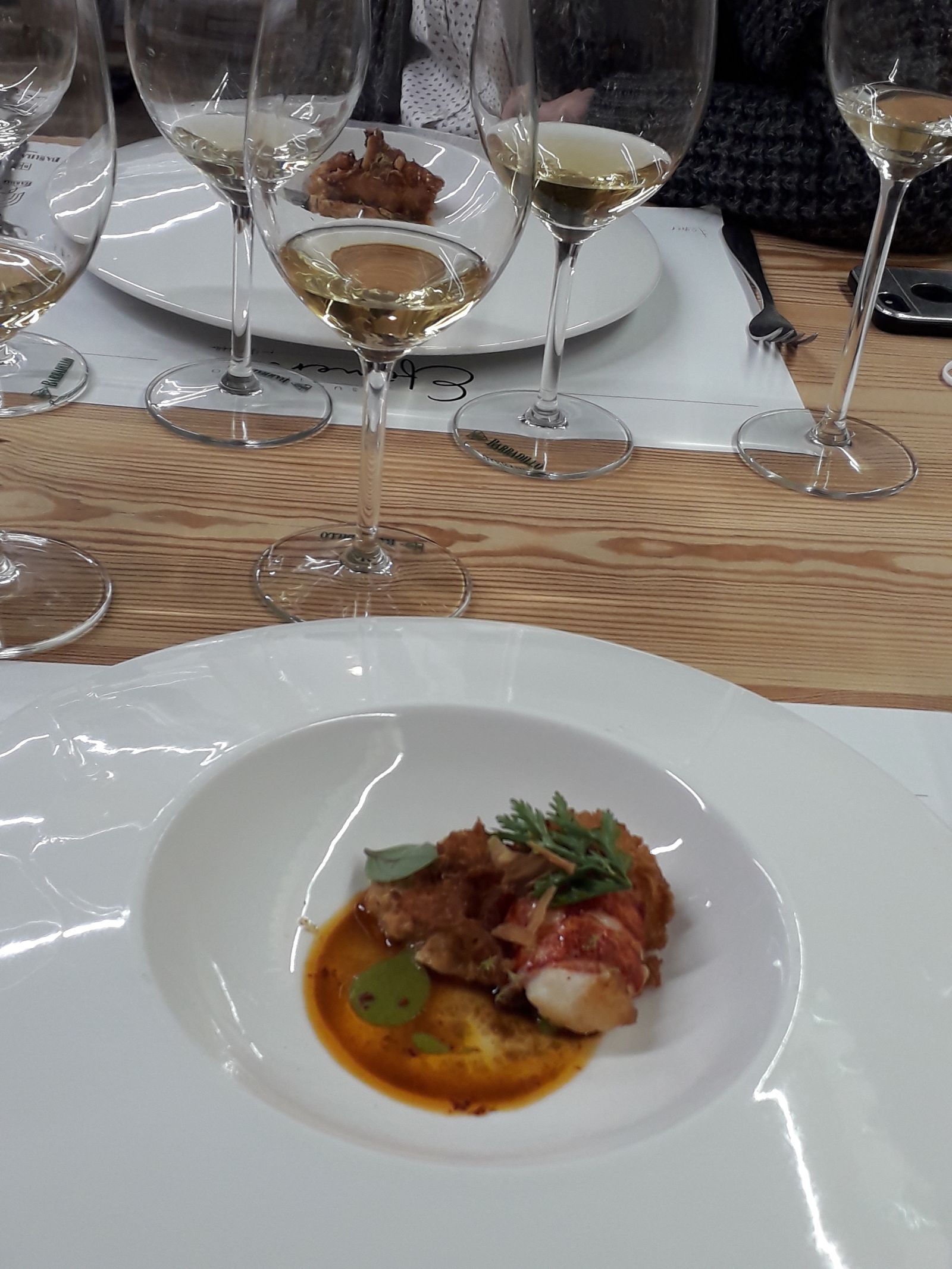 Tempura de cola de langosta con romescu y 'garum catalán', maridado con 'Mirabrás', blanco de uva palomino no fortificado de Barbadillo.