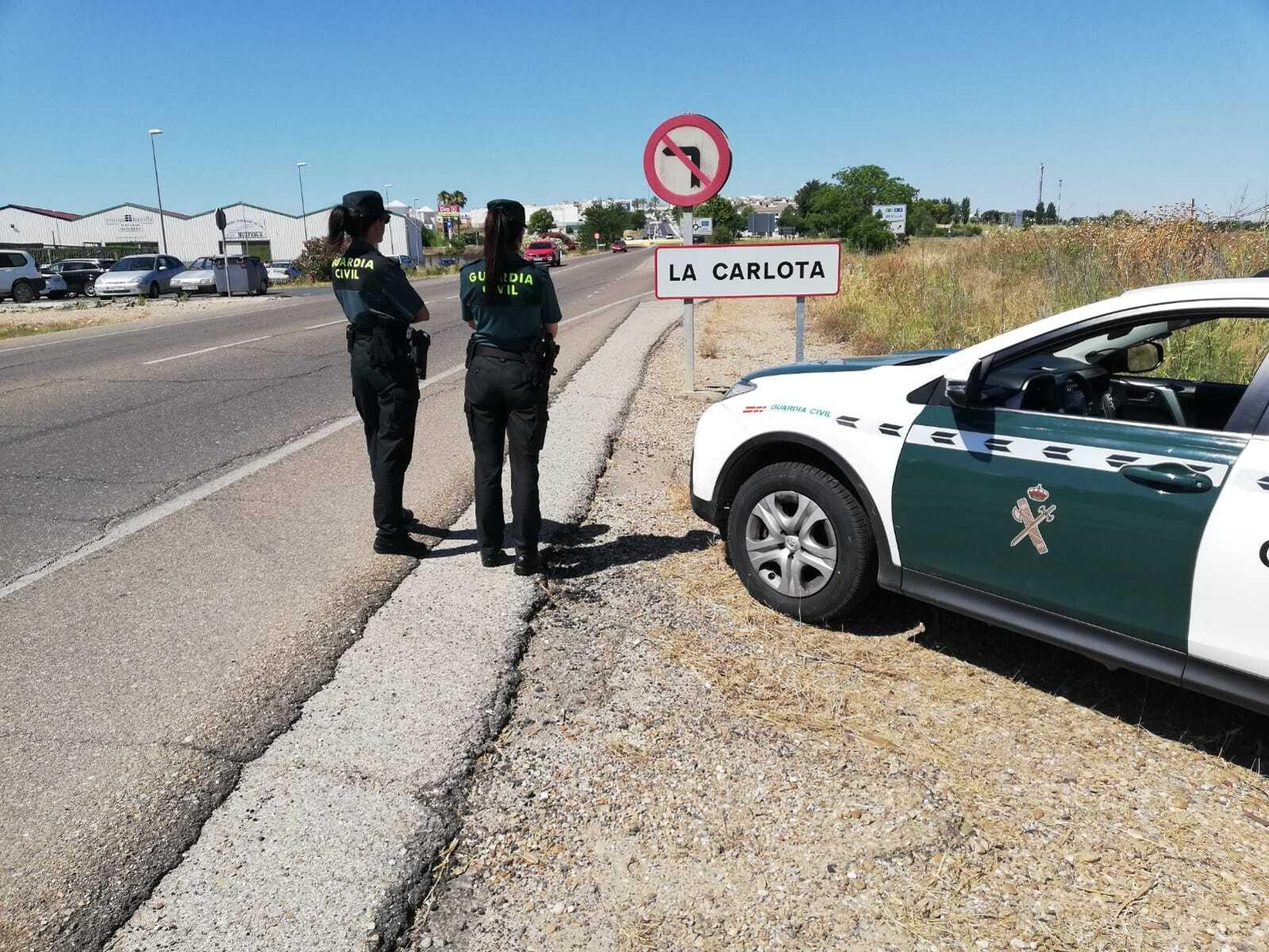 Agentes de la Guardia Civil en La Carlota.