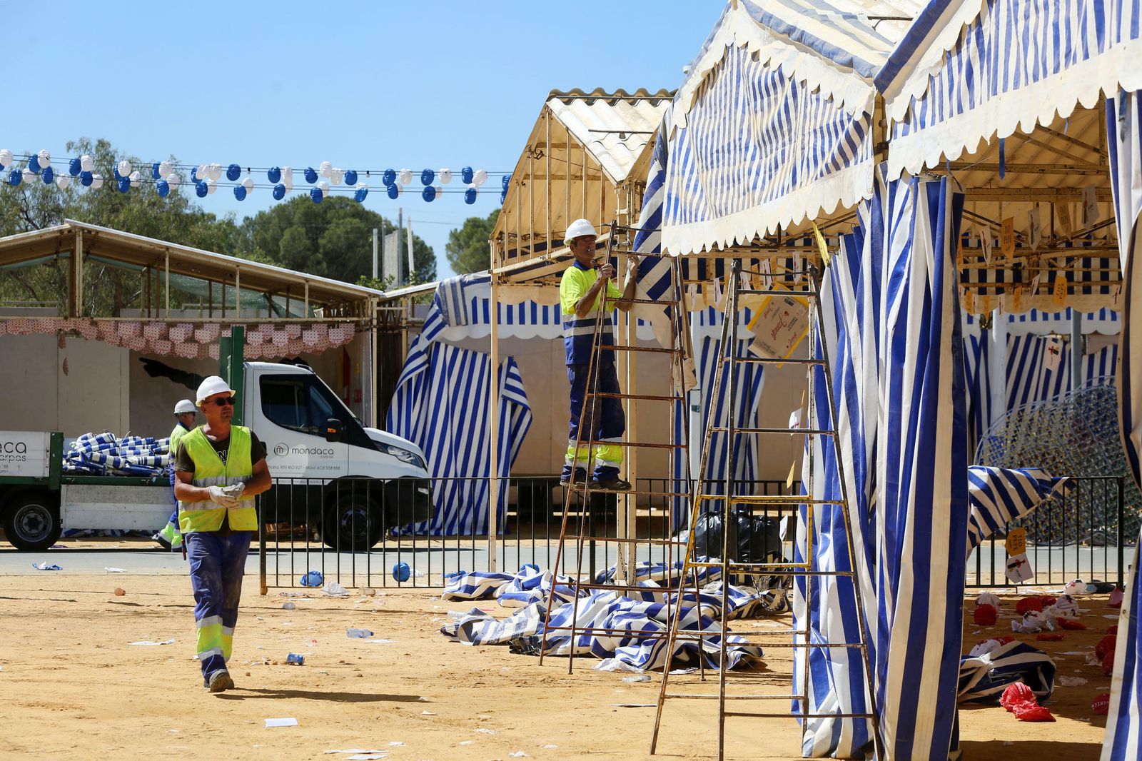 Trabajos de desmontaje de las casetas