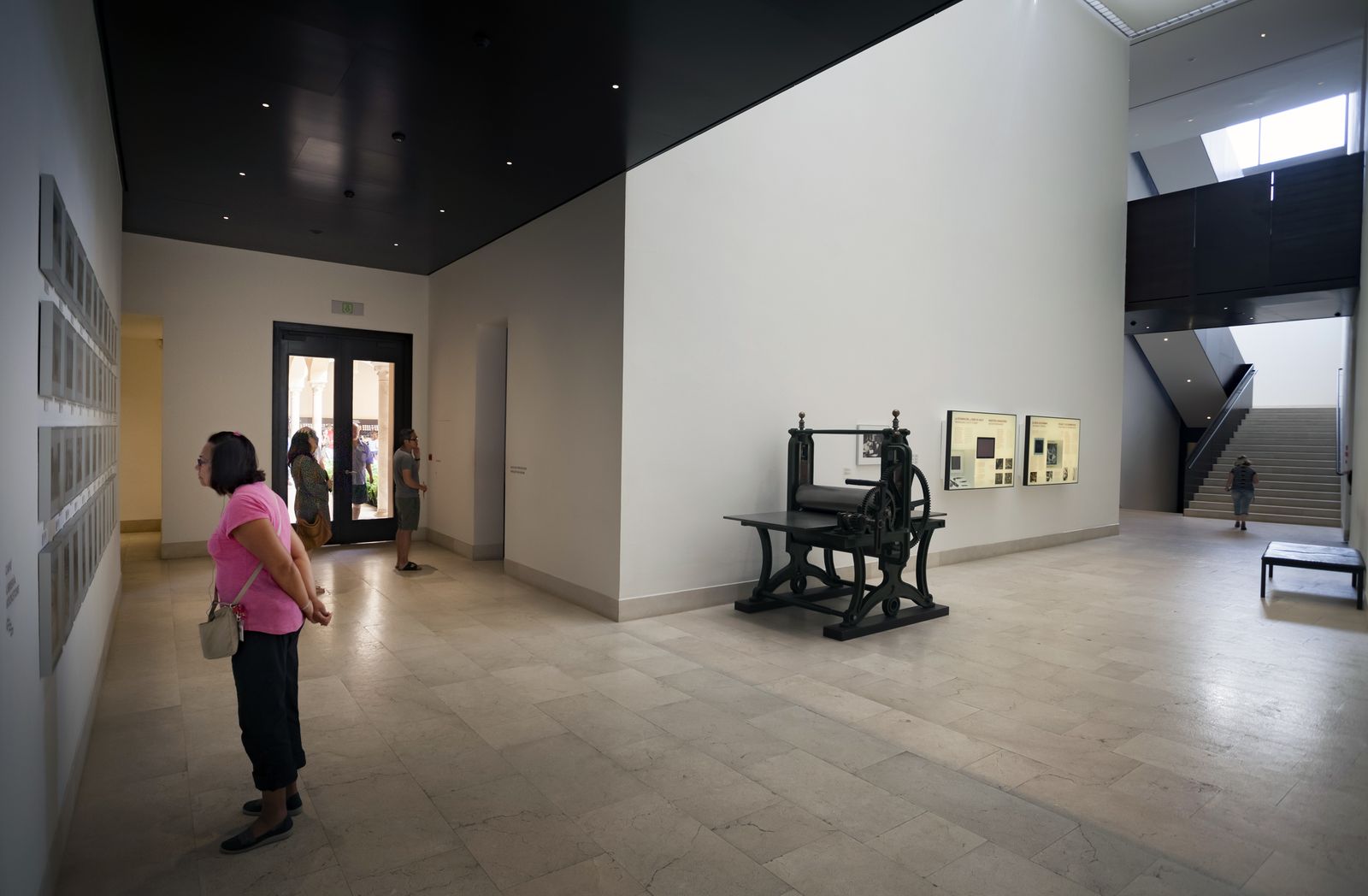 Distribuidor con elementos expositivos