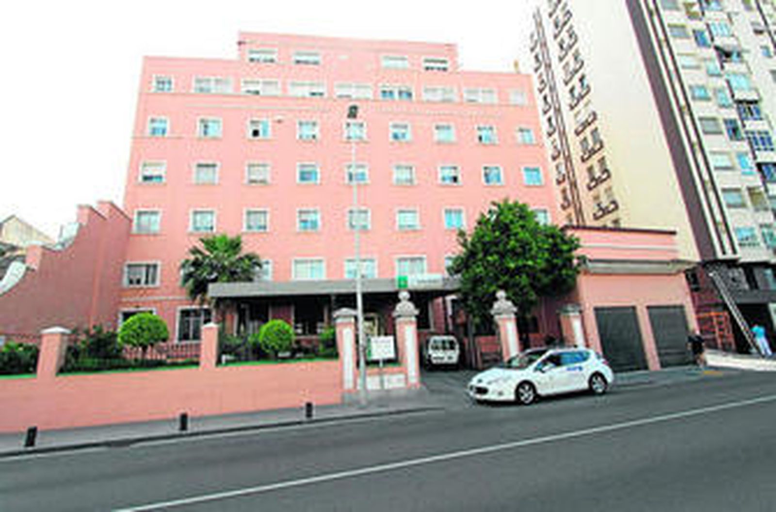 Imagen de la fachada del antiguo hospital de la Cruz Roja, en el Paseo de la Conferencia.