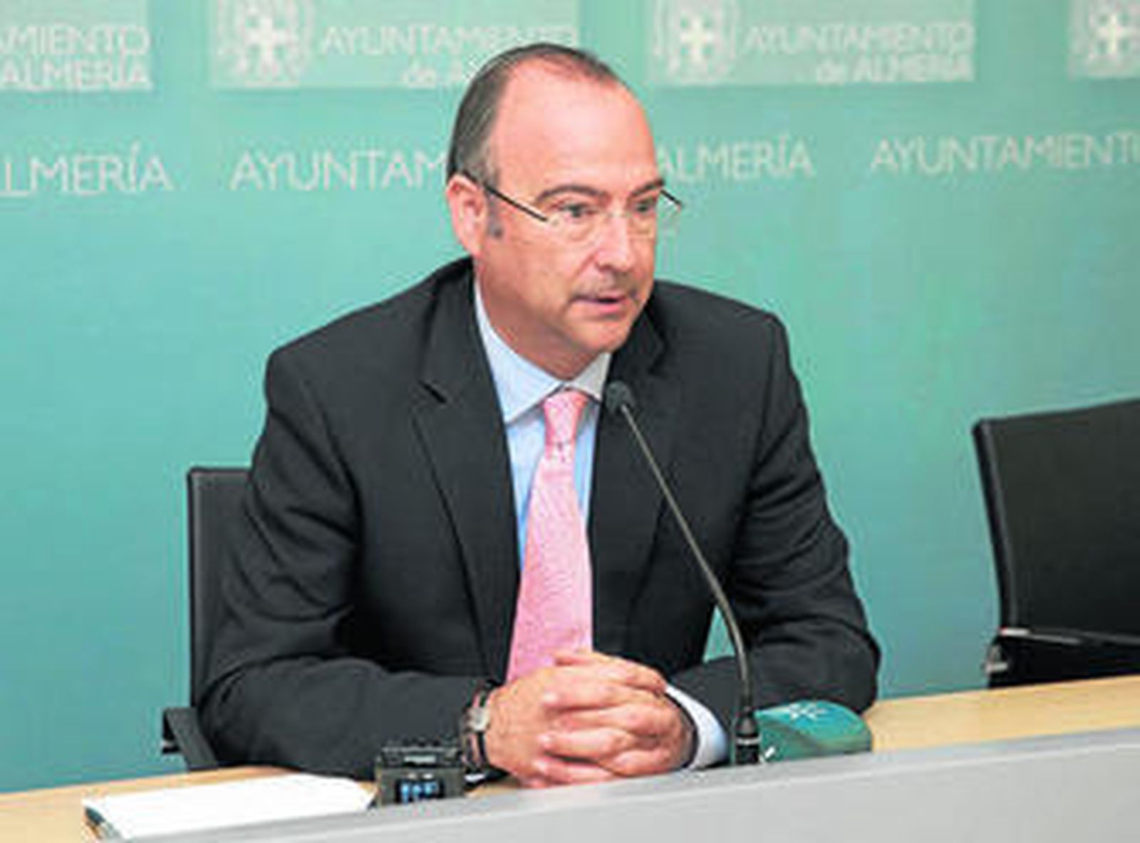 El alcalde de Almería compareció ayer ante los medios de comunicación.