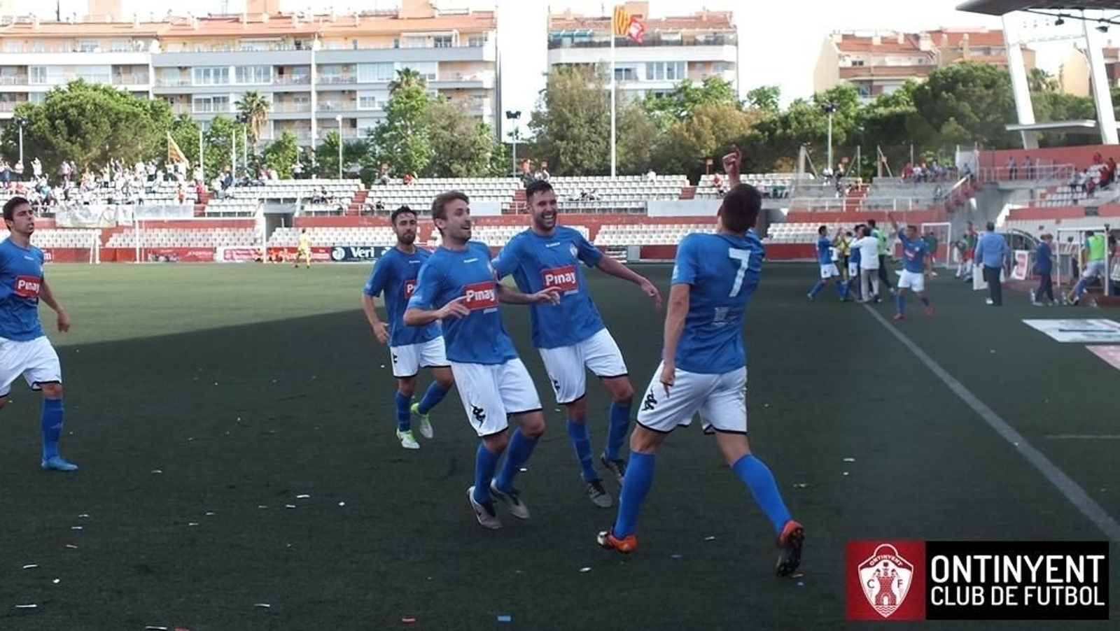 Los futbolistas del Ontinyent celebran el gol que les dio la clasificación ante el Terrassa.