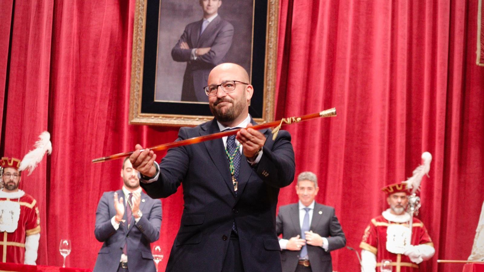 Germán Beardo, con el bastón de mando tras ser investido como alcalde de El Puerto.
