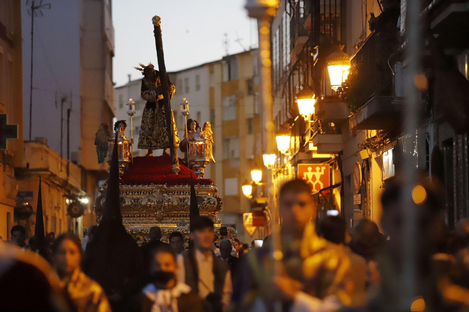 La hermandad del Calvario por las calles de Huelva.
