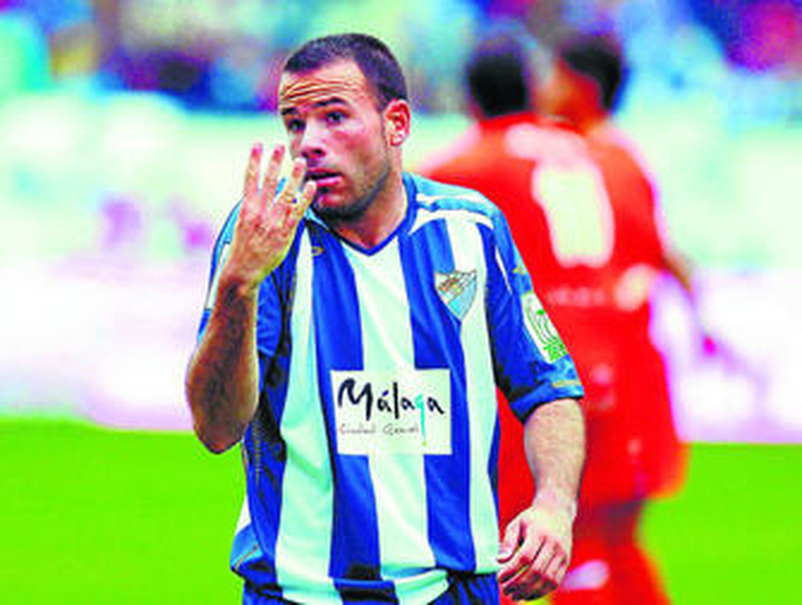 Apoño hace una indicación a un árbitro.