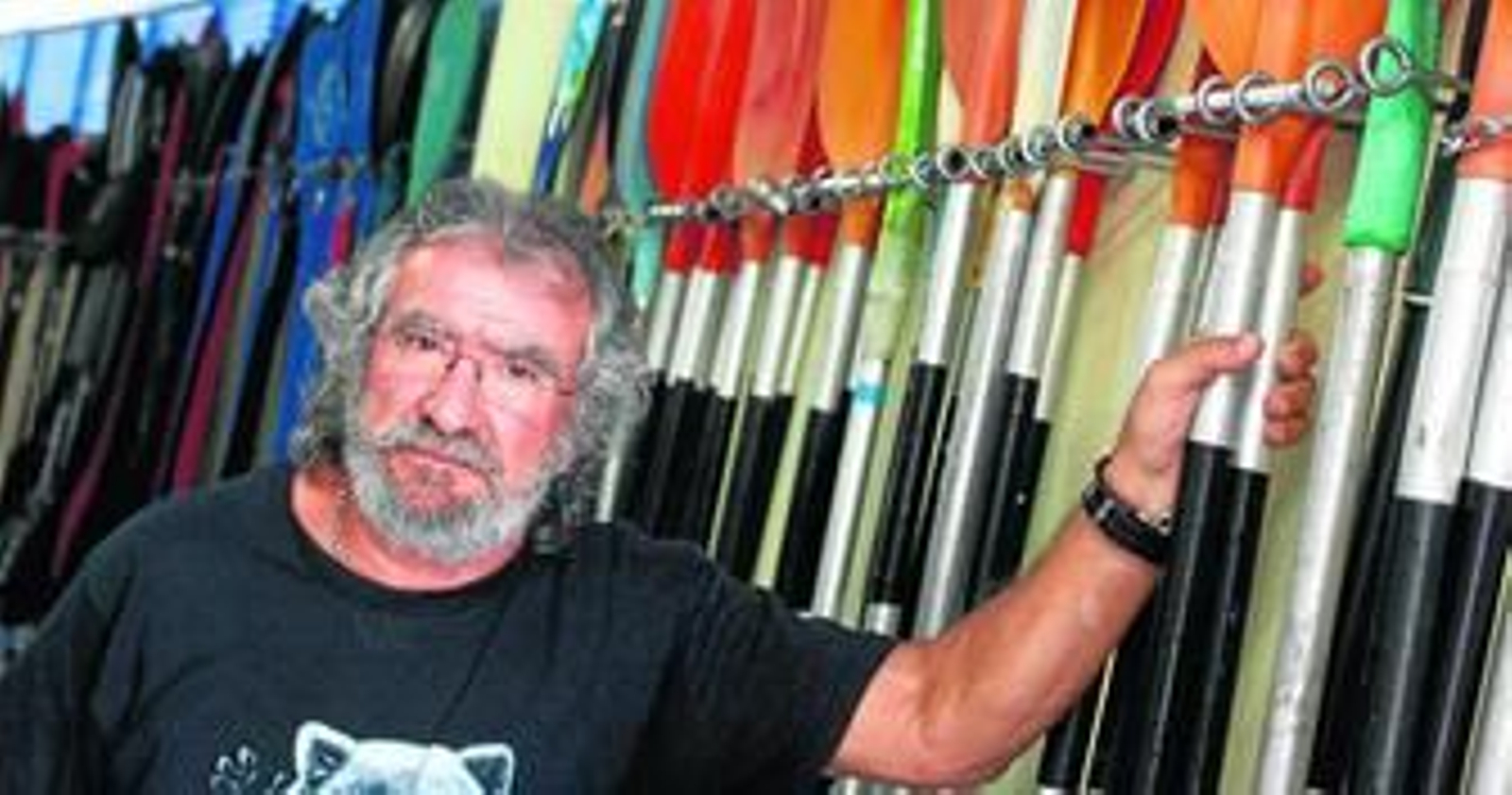 Máximo Vela posa en el interior de las instalaciones del Club Piragüismo Triana.